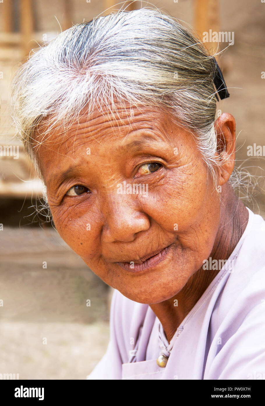 Femme âgée au village sur le lac Inle, l'État de Shan, Myanmar. Banque D'Images