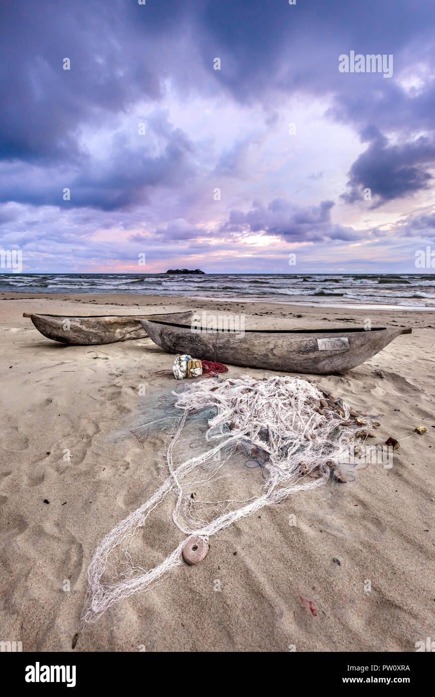 Voile et filet de pêche dans le sable de la plage au coucher du soleil pendant une tempête sur le lac Malawi en Afrique, Kande Beach filet de pêche pêcheur Banque D'Images