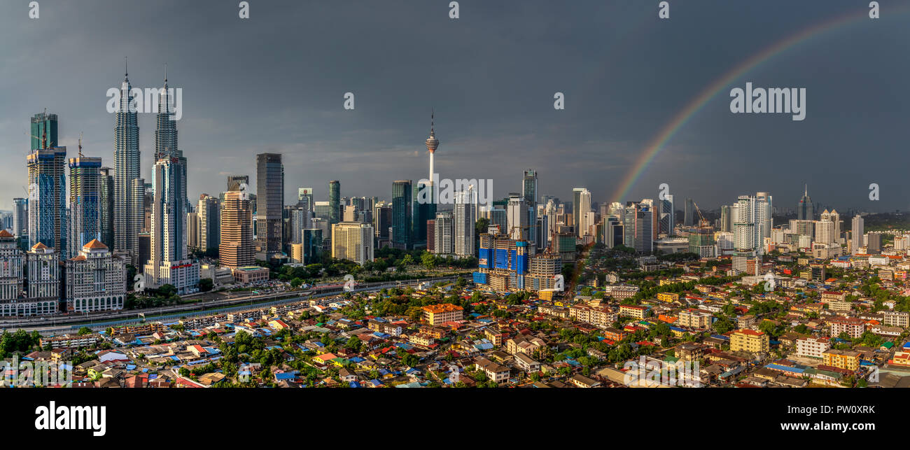 Vue panoramique sur les toits de la ville avec rainbow, Kuala Lumpur, Malaisie Banque D'Images