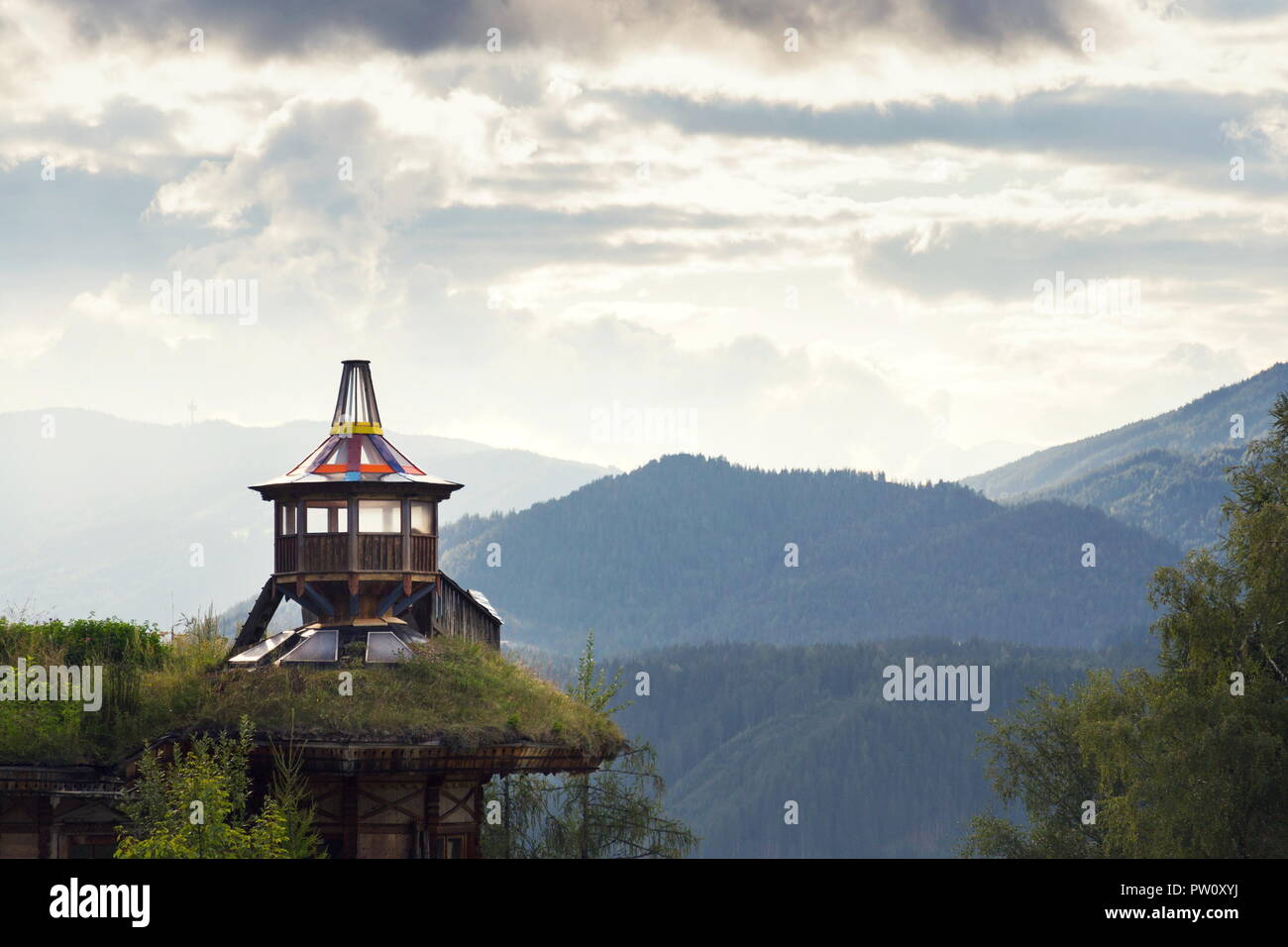 Magnifique coucher de soleil avec des nuages sur les montagnes de Dachstein, lookout en bois vert avec toit de chaume en premier plan, Alpes Calcaires du Nord, Schladming, Banque D'Images