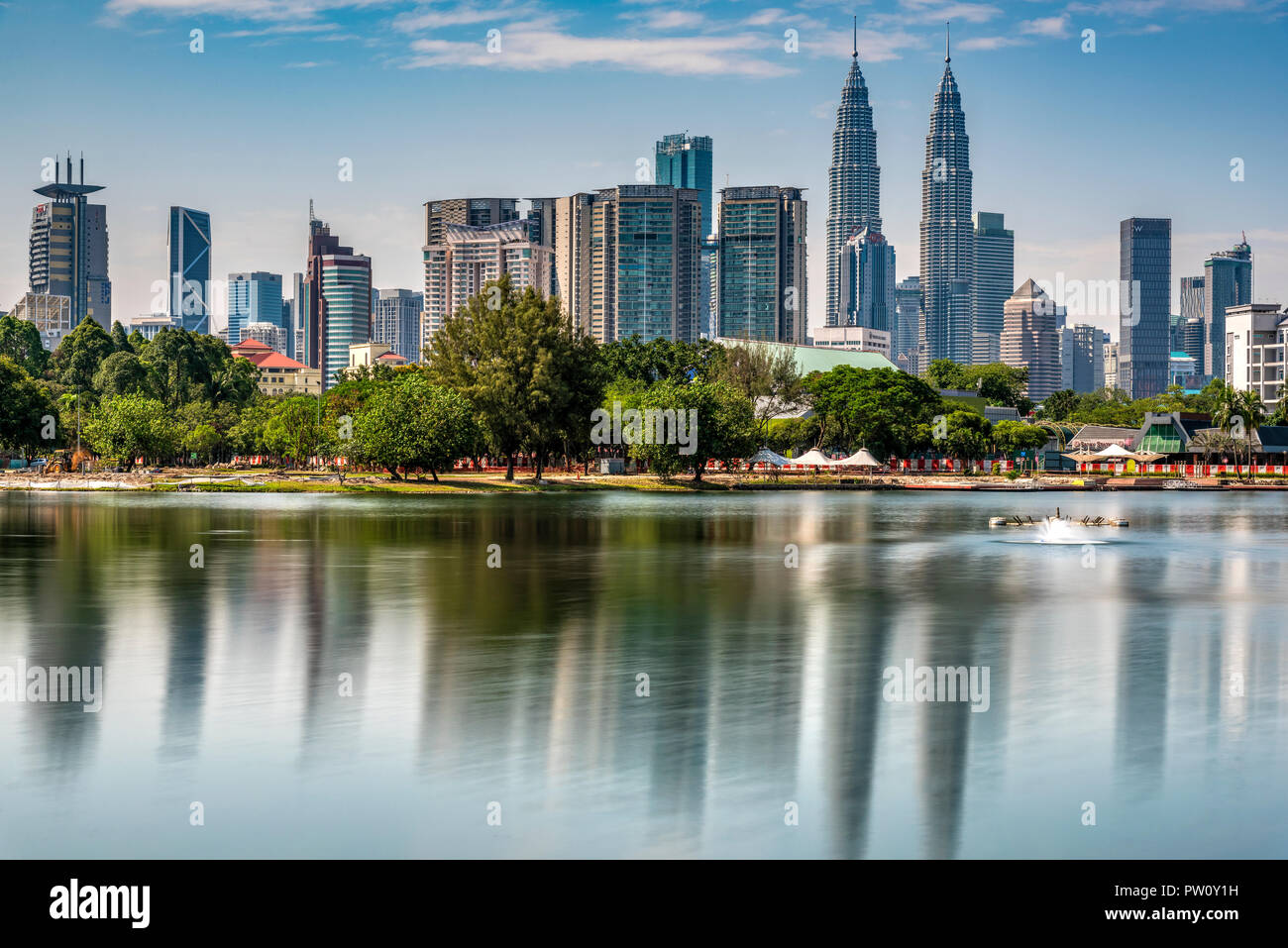 Titiwangsa Lake et la ville avec Petronas Towers, Kuala Lumpur, Malaisie Banque D'Images