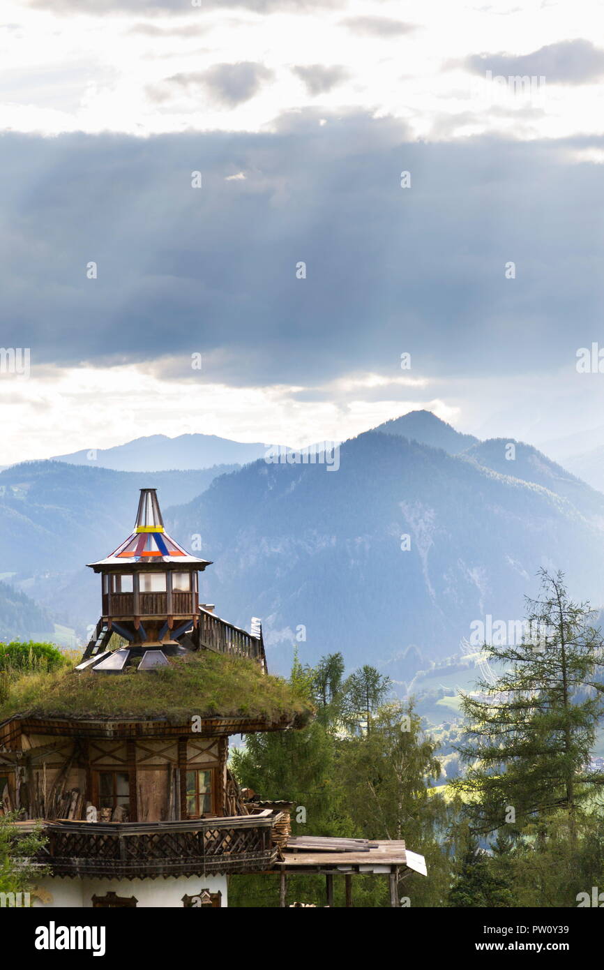 Magnifique coucher de soleil avec des nuages sur les montagnes de Dachstein, lookout en bois vert avec toit de chaume en premier plan, Alpes Calcaires du Nord, Schladming, Banque D'Images