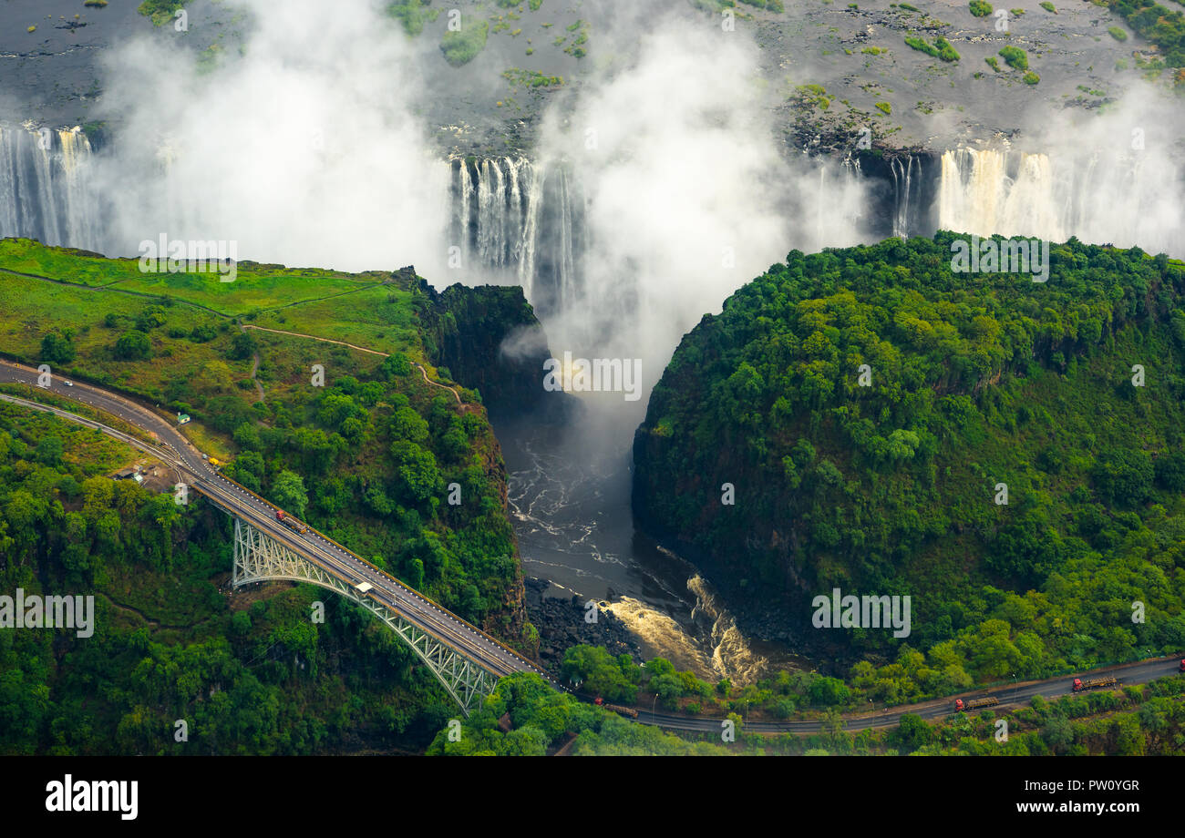Victoria Falls au Zimbabwe et en Zambie, hélicoptère, photo aérienne forêt verte autour de cascades majestueuses étonnante de l'Afrique. Au-dessus du pont de Livingston Banque D'Images