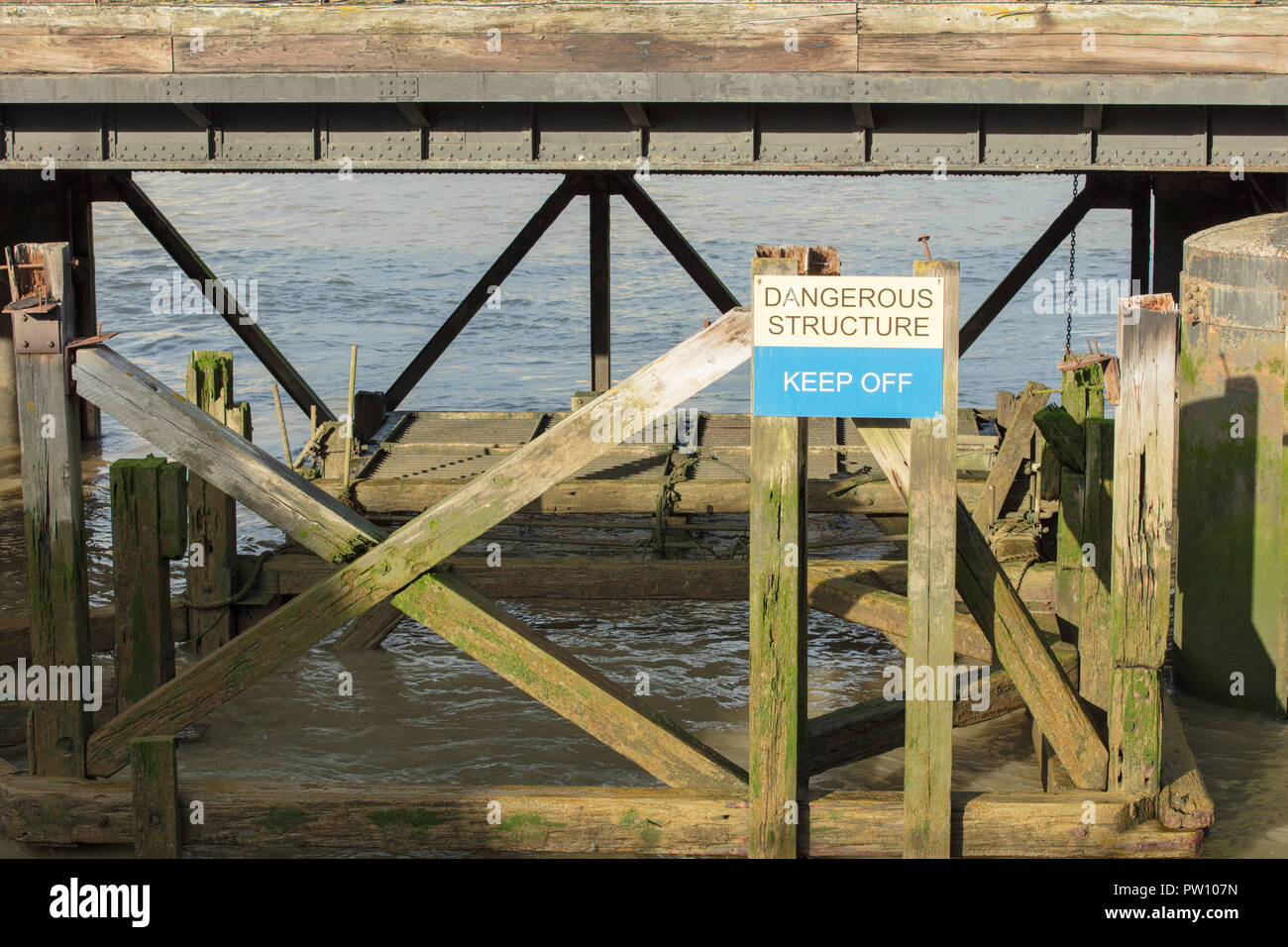 Les vieilles structures post et le bois d'allées debout dans la rivière pour l'accès aux bateaux de rivière, utilisé par les quais de la Tamise, Londres, UK Banque D'Images