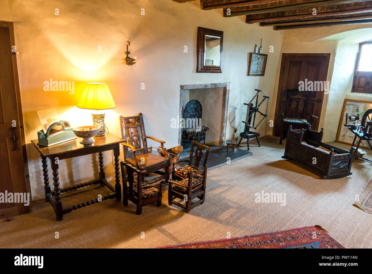 L'une des chambres intérieur avec un vieux berceau bébé sur un plancher, Crathes Castle, dans l'Aberdeenshire, Ecosse Banque D'Images