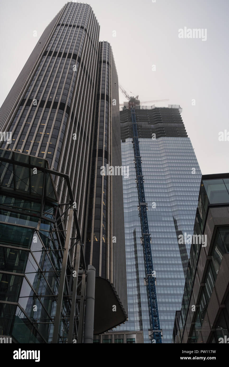 Tower 42 Old Broad Street, dans la ville de Londres. Dans l'arrière-plan les gratte-ciel immeuble de bureaux au 22 Bishopsgate est en construction. Banque D'Images