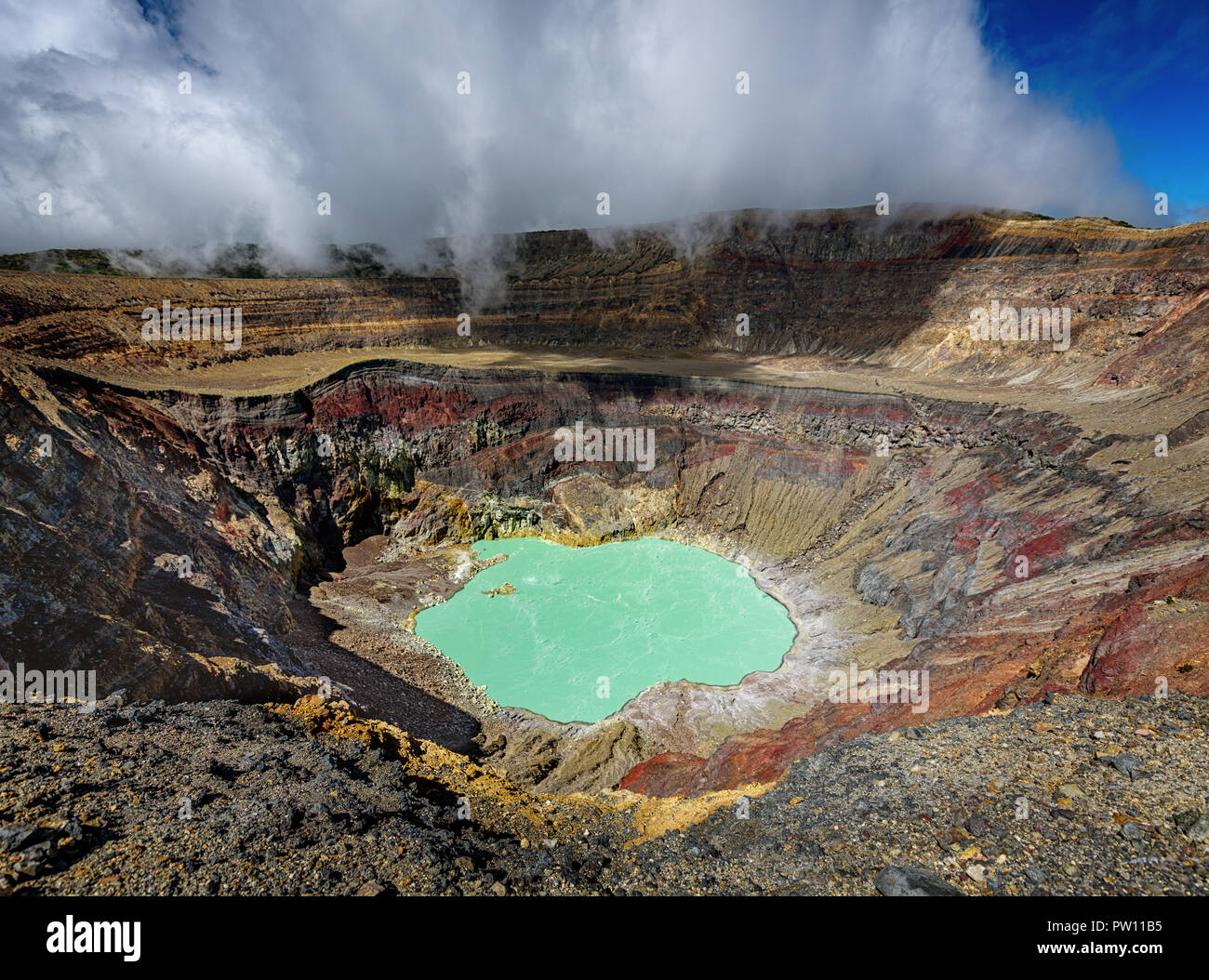 Sur le lagon Ilamatepec actif volcan Santa Ana en El Salvador, beau vert menthe laguna dans le volcan avec des nuages au-dessus de la vapeur et de soufre Banque D'Images