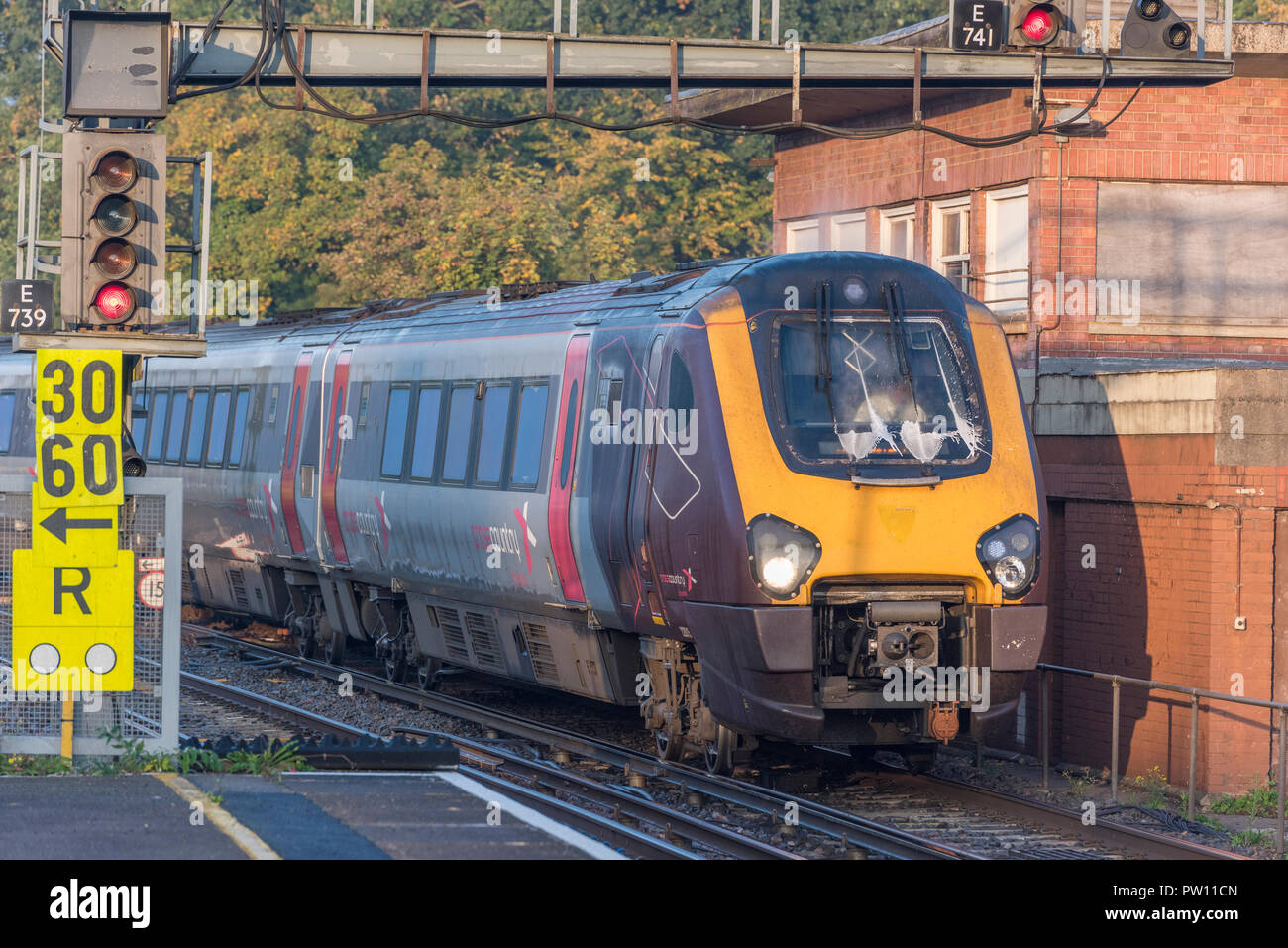 Cross country et la limitation de vitesse d'urgence signes à la gare centrale de Southampton Banque D'Images