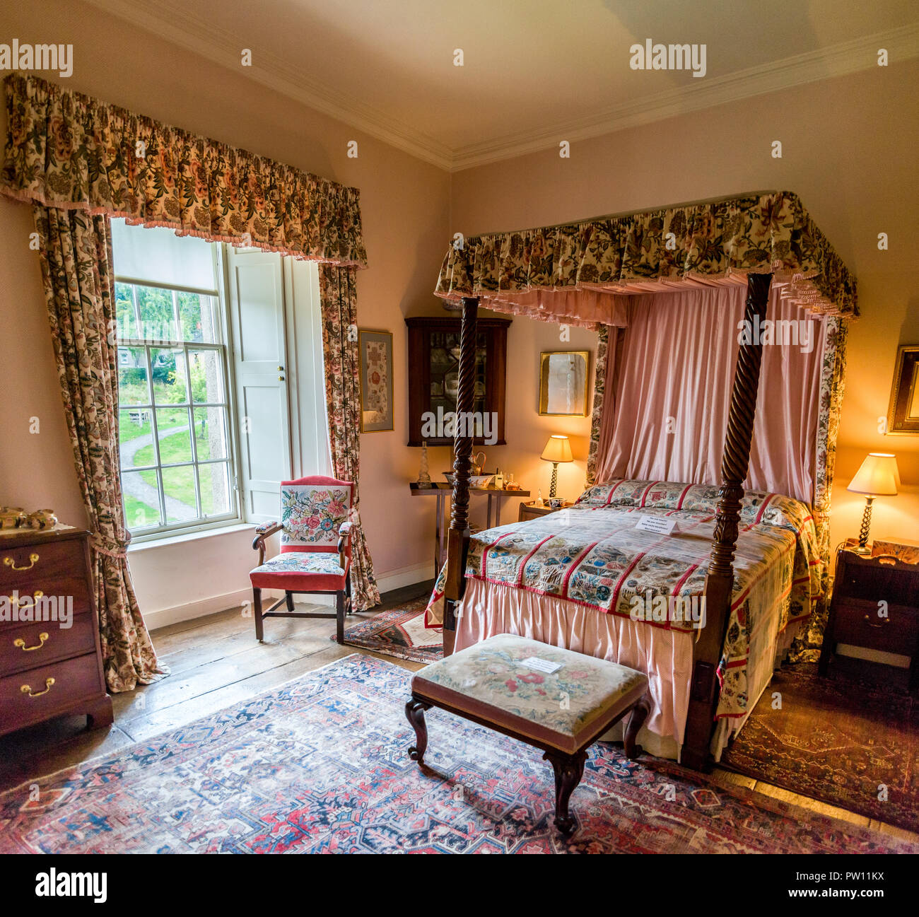 Un grand lit à baldaquin dans une des salles de l'intérieur du Château de Crathes, Aberdeenshire, Scotland Banque D'Images