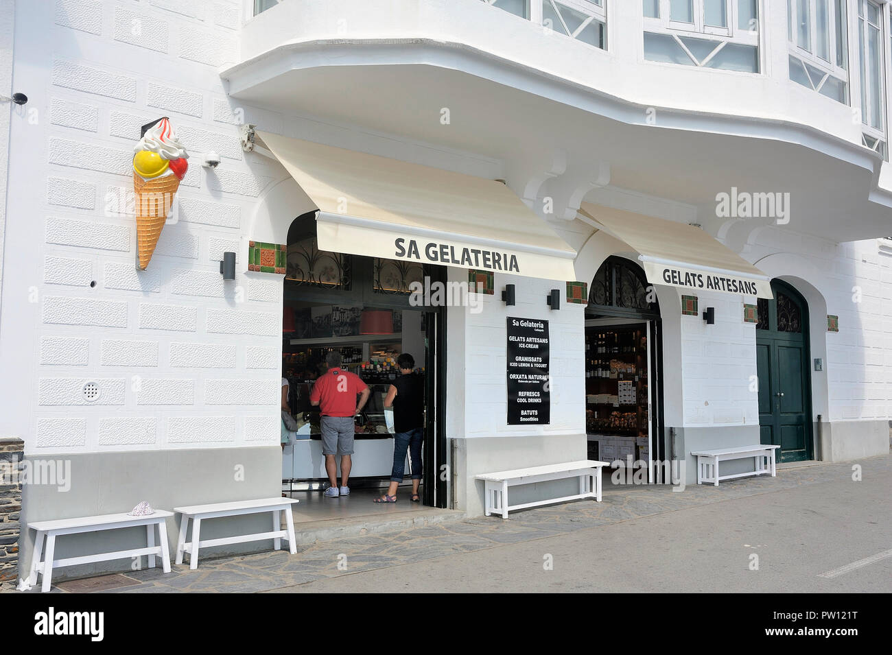Glacier avec un signe de de crème glacée à Cadaques petit