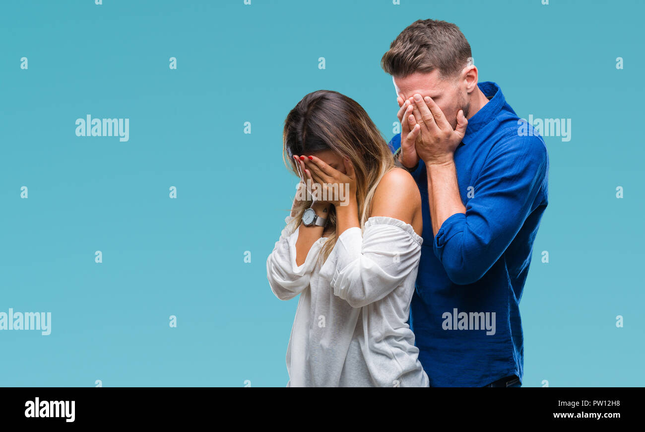 Jeune Couple Dans L Amour Sur Fond Isole Avec Expression Triste Couvrant Le Visage Avec Les Mains En Pleurant Concept De Depression Photo Stock Alamy