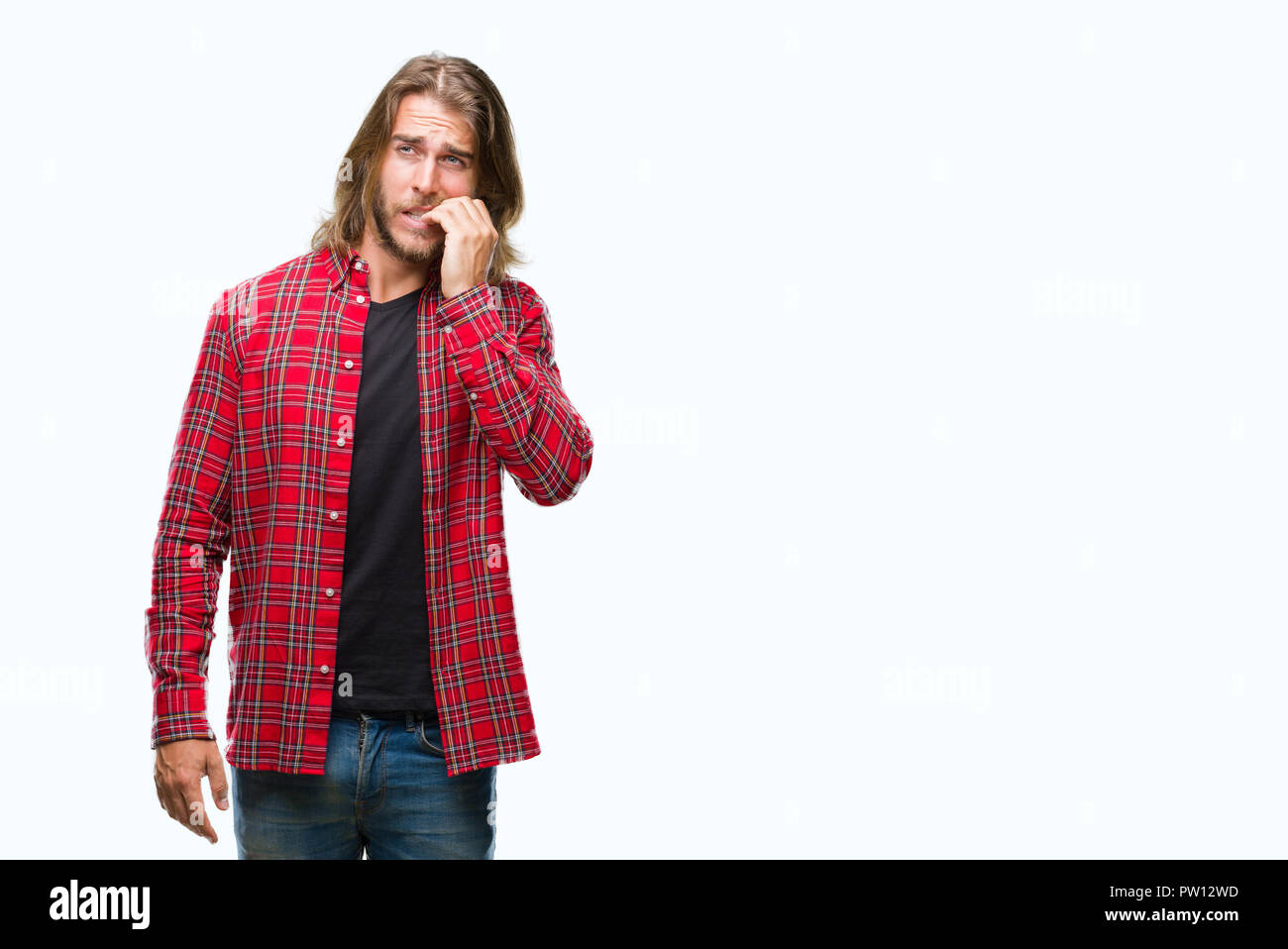 Jeune homme séduisant aux cheveux longs sur fond isolé à souligné et nerveux avec les mains sur la bouche de mordre les ongles. Problème d'anxiété. Banque D'Images