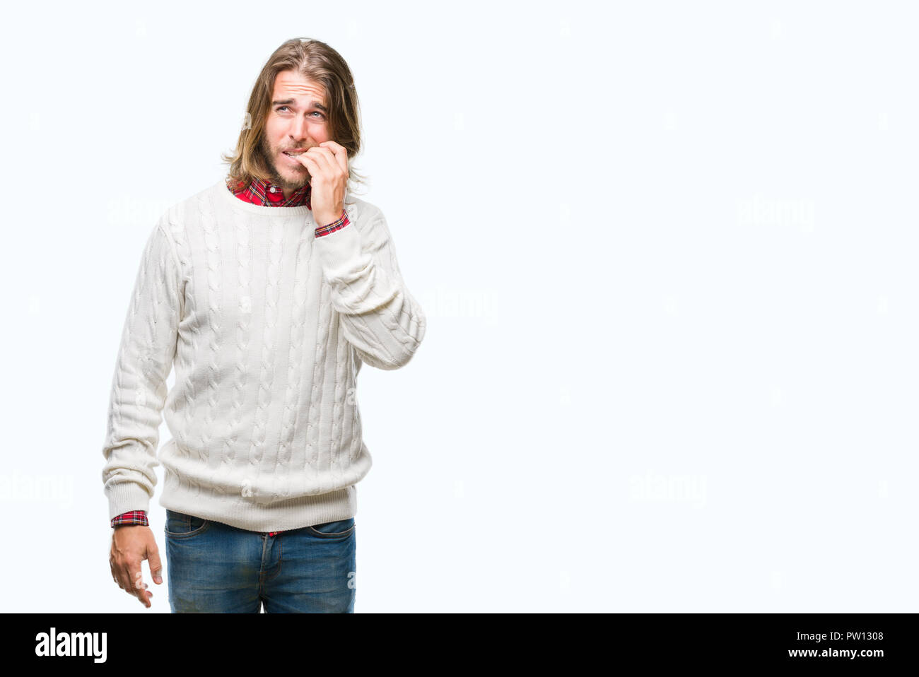 Jeune homme séduisant aux cheveux longs portant sur pull hiver fond isolé à souligné et nerveux avec les mains sur la bouche de mordre les ongles. Anxie Banque D'Images