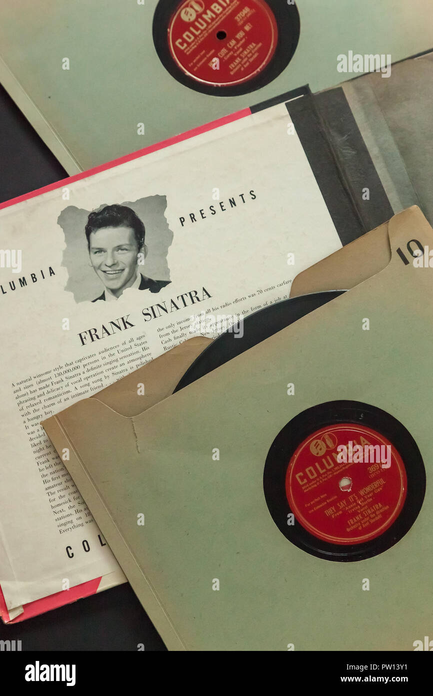 WOODBRIDGE, NEW JERSEY - 11 octobre 2018 : l'ère des années 40, Frank Sinatra 78 tours sur un fond noir. Banque D'Images