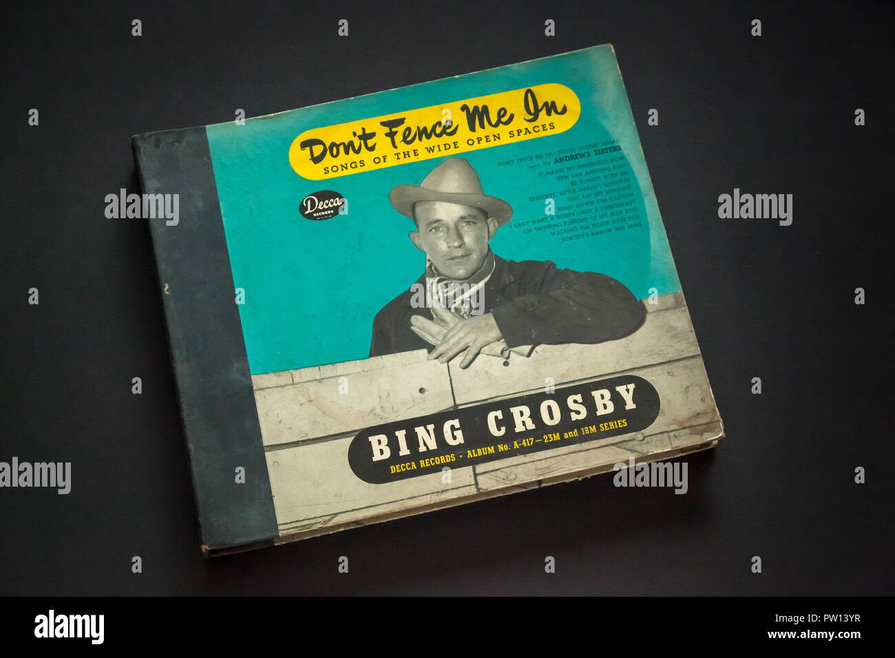 WOODBRIDGE, NEW JERSEY - 11 octobre 2018 : un millésime ensemble de Bing Crosby albums à partir de 1948 : Don't Fence Me In. Banque D'Images