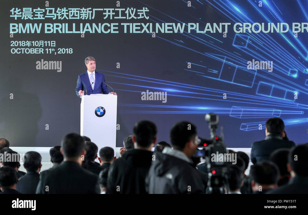 Beijing, Chine. 11Th Oct, 2018. Harald Krueger, président du conseil d'administration de BMW, traite de la cérémonie pour la nouvelle usine BMW Brilliance Tiexi à Shenyang, Liaoning Province du nord-est de la Chine, 11 octobre 2018. Source : Xinhua/Alamy Live News Banque D'Images