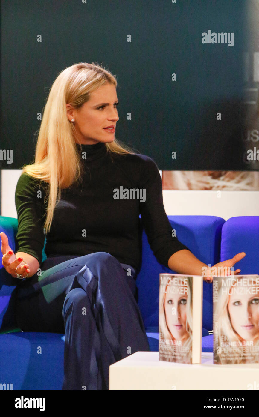 Francfort, Allemagne. 11 octobre 2018. La télévision Suisse 24,99 Michelle Hunziker parle à une conférence au Salon du livre de Francfort. La 70e Foire du livre de Francfort 2018 est le plus grand salon du livre avec plus de 7 000 exposants et plus de 250 000 visiteurs attendus. Il est ouvert du 10 au 14 octobre avec les deux derniers jours d'être ouvert au grand public. Banque D'Images