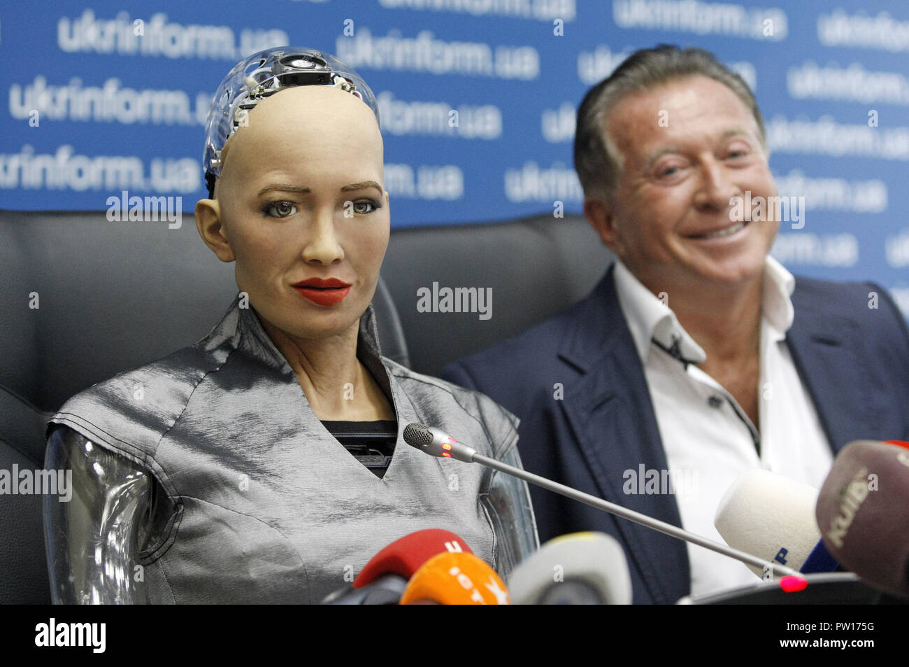 Kiev, Ukraine. 11Th Oct, 2018. Robot humanoïde SOPHIA (L) et représentant de l'AngelVest en Ukraine MARK GINZBURG (R) prendre part à une conférence de presse à Kiev afin de créer les conditions pour le développement de la robotique et l'intelligence artificielle (IA) en Ukraine. Robot humanoïde Sophia a été accordé la citoyenneté en Arabie Saoudite sur 2017, ce qui fait d'elle le premier robot pour recevoir la citoyenneté d'un pays. Crédit : Serg Glovny/ZUMA/Alamy Fil Live News Banque D'Images