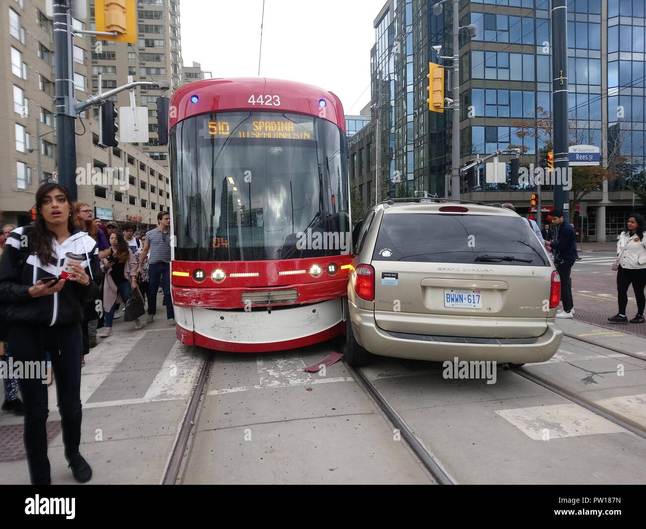 Toronto, Canada. 11 octobre 2018. Une Commission de transport de Toronto street voiture est entrée en collision avec un mini van pendant les heures de pointe dans le secteur riverain. Dominic Chan/EXimages EXImages : Crédit/Alamy Live News Banque D'Images