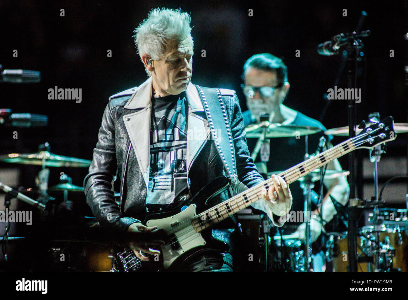 Milan Italie. 11 octobre 2018. Le groupe de rock irlandais U2 effectue sur scène à Mediolanum Forum au cours de l'expérience 'Innocence' 2018  + Tour Crédit : Rodolfo Sassano/Alamy Live News Banque D'Images