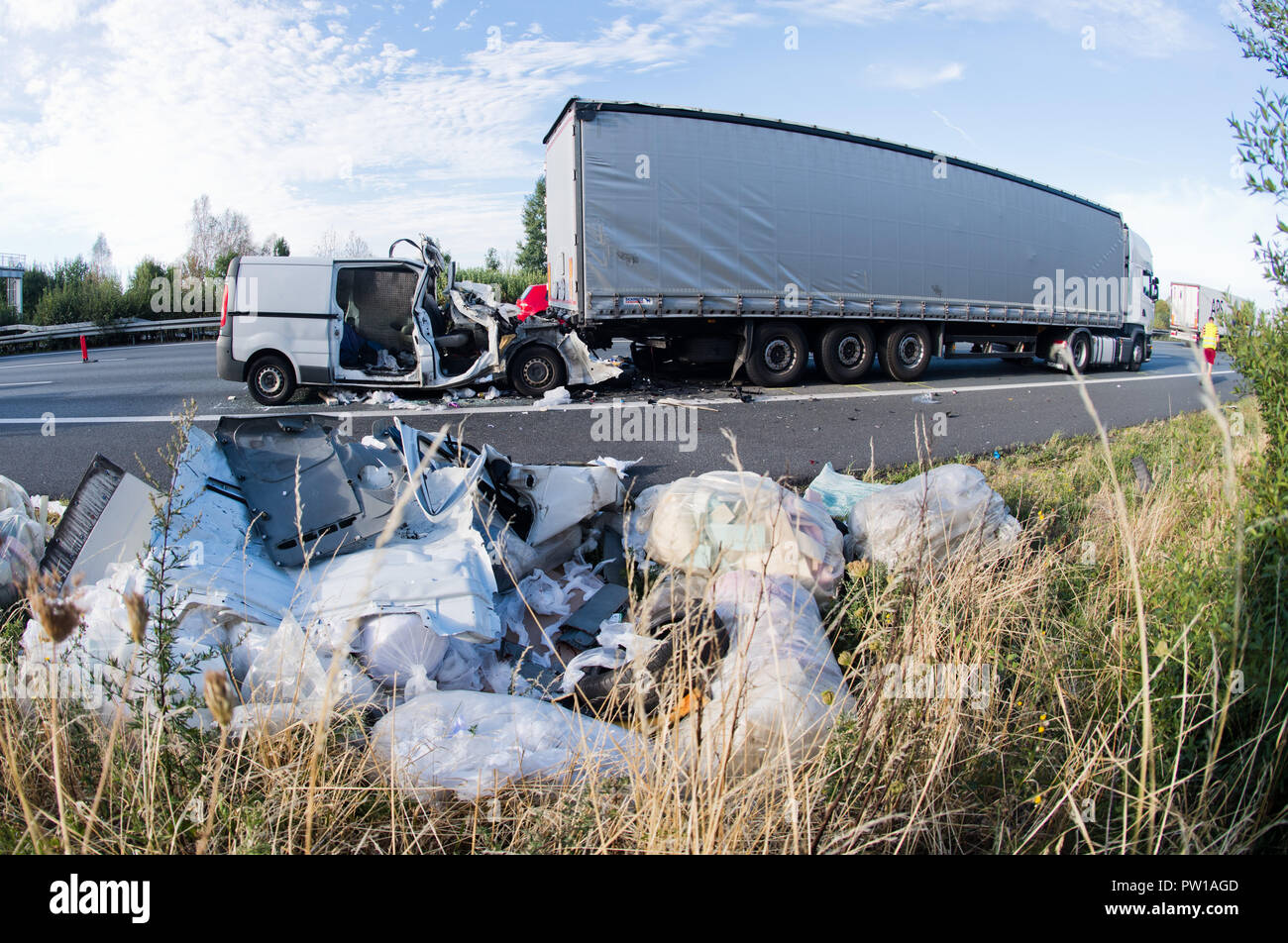 11 octobre 2018, Basse-Saxe, Lehrte : Après un accident grave, complètement détruit un van est debout sur l'autoroute A2. Les deux passagers de la camionnette ont été tués dans l'accident. À la fin de l'embouteillage, il y avait eu plus d'accidents, où une troisième personne est décédée. La proportion de camions est haut sur l'Autoroute Est-Ouest occupé 2 à partir de la Ruhr via la Westphalie et de Hanovre vers Berlin. Avec une multitude de mesures, les Etats fédéraux veulent maintenant s'assurer plus de sécurité et un passage plus rapide le long de l'artère importante. (Dpa 'Accident infesté artère de circulation A2 doit devenir plus sûre' Banque D'Images