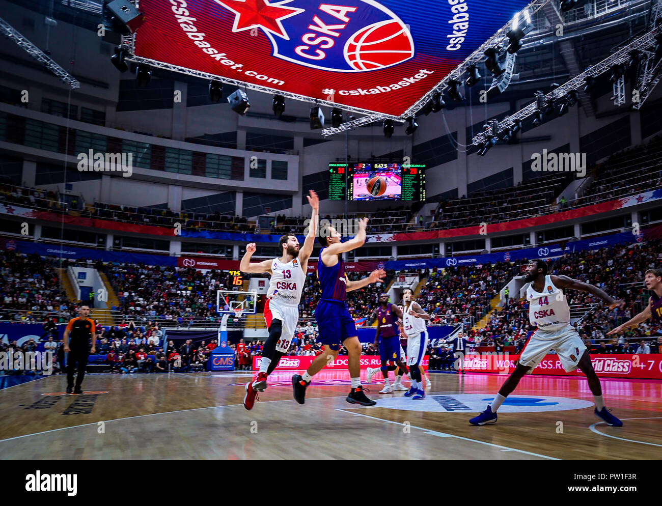 Kevin Pangos, # 3 du FC Barcelone en Lassa action contre Sergio Rodriguez, # 13 du CSKA Moscou dans la Turkish Airlines Euroleague match d'ouverture de la saison 2018-2019. (Le CSKA Moscou a battu le FC Barcelone 95-75 Lassa) Banque D'Images