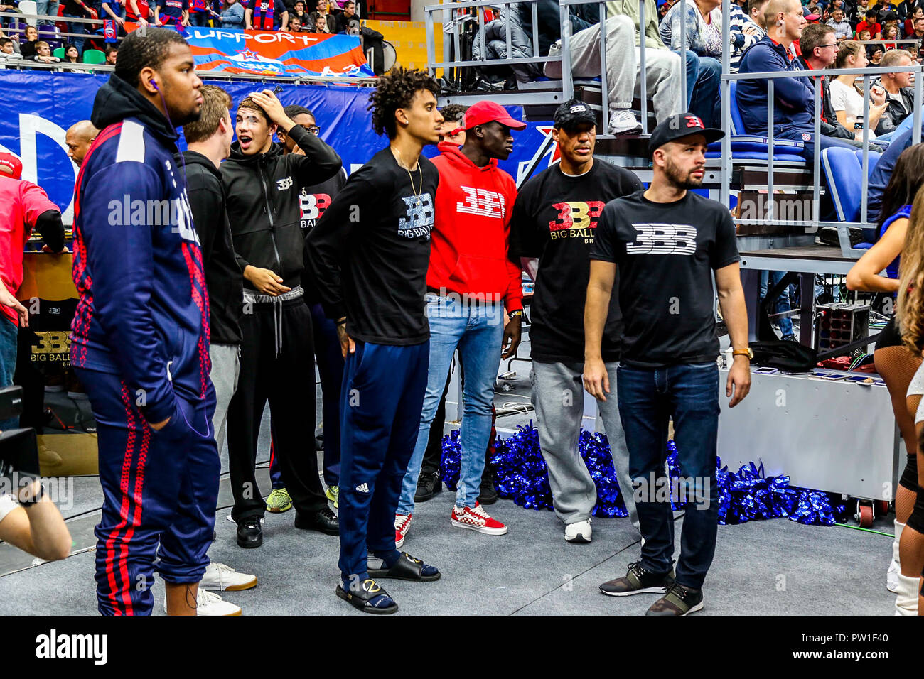 Lavar Ball, père de Garde Lac Los Angeles Balle Lonzo, présente un t-shirt de grande marque de joueur c'est le CSKA Moscou après que son équipe a joué le CSKA Moscou-2 le jour précédent dans le cadre de la JBA (ligue de basket-ball junior Association) world tour. (Le CSKA Moscou a battu le FC Barcelone 95-75 Lassa) Banque D'Images