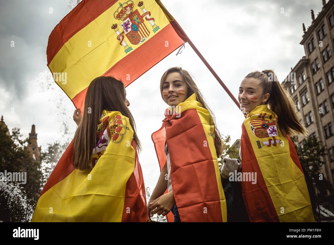 Barcelone, Espagne. 12 Octobre 2018 : les jeunes catalans anti-séparatiste pour protester contre l'indivisibilité de l'Espagne et contre le mouvement indépendantiste catalan sur l'Espagne, la fête nationale sous la devise 'Barcelona garant de Hispanicity' Credit : Matthias Rickenbach/Alamy Live News Banque D'Images
