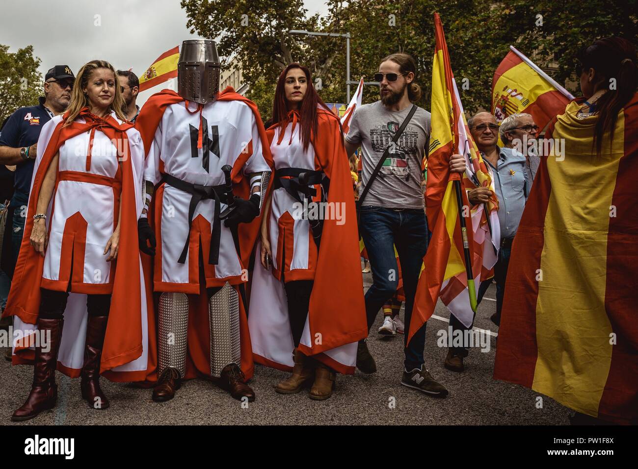 Barcelone, Espagne. 12 octobre, 2018 : anti-séparatiste Catalans mars à la ville de Barcelone comme ils protestent pour l'indivisibilité de l'Espagne et contre le mouvement indépendantiste catalan sur l'Espagne, la fête nationale sous la devise 'Barcelona garant de Hispanicity' Credit : Matthias Rickenbach/Alamy Live News Banque D'Images