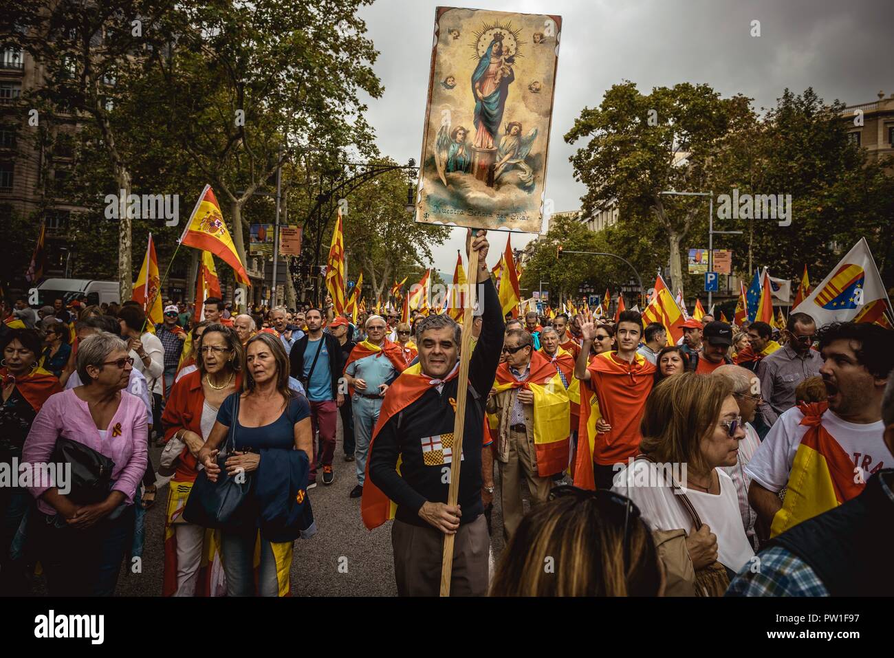 Barcelone, Espagne. 12 octobre, 2018 : anti-séparatiste Catalans mars à la ville de Barcelone comme ils protestent pour l'indivisibilité de l'Espagne et contre le mouvement indépendantiste catalan sur l'Espagne, la fête nationale sous la devise 'Barcelona garant de Hispanicity' Credit : Matthias Rickenbach/Alamy Live News Banque D'Images