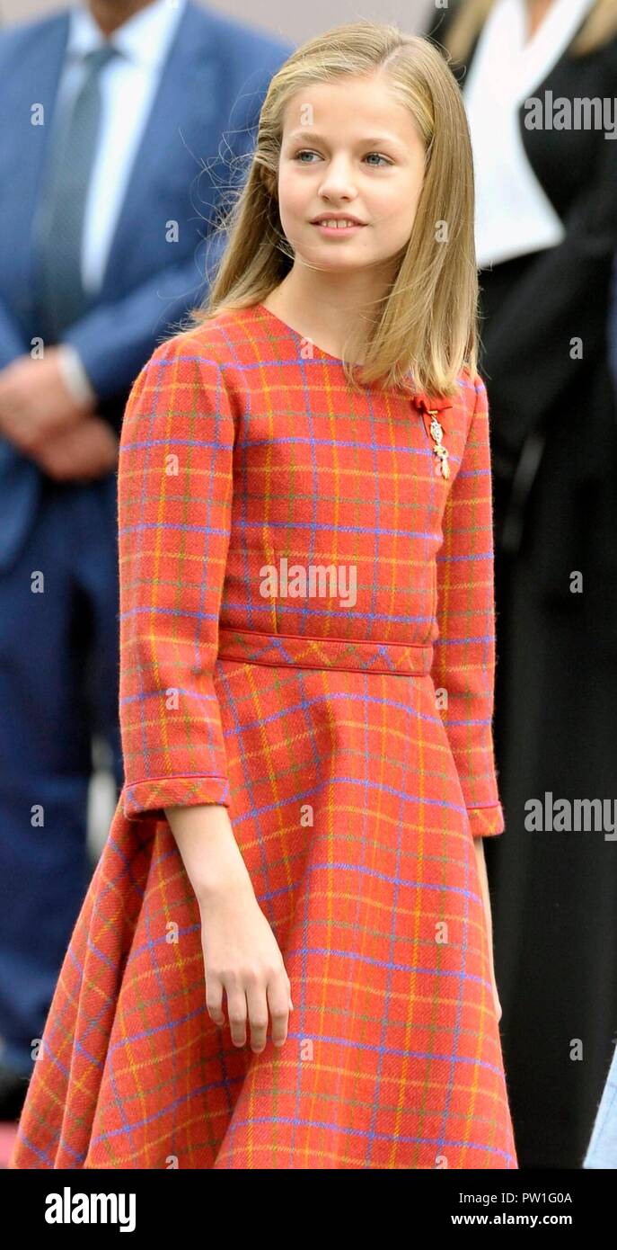 Madrid, Espagne. 12 octobre, 2018. Les rois espagnols Felipe VI et Letizia Ortiz avec filles Princesse Leonor et Sofia de Borbon assistant à un défilé militaire au cours de l'appelé Dia de la Hispanidad, l'Espagne, la fête nationale, à Madrid, le vendredi 12 octobre, 2018 Credit : CORDON PRESS/Alamy Live News Banque D'Images