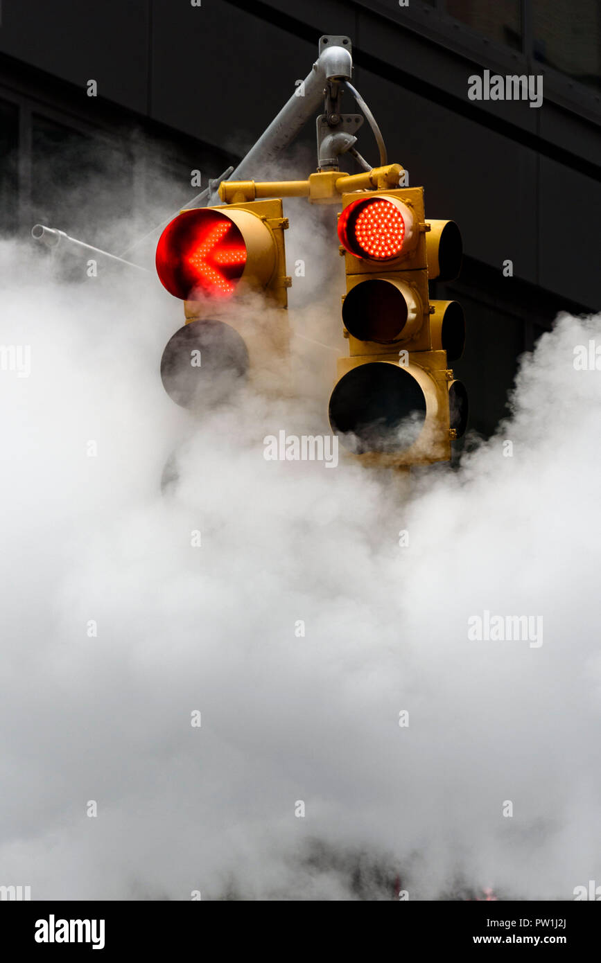 10-2018 Manhattan, New York. S'échappant des évents de refroidissement et en masquant les feux de circulation. Photo : © Simon Grosset Banque D'Images