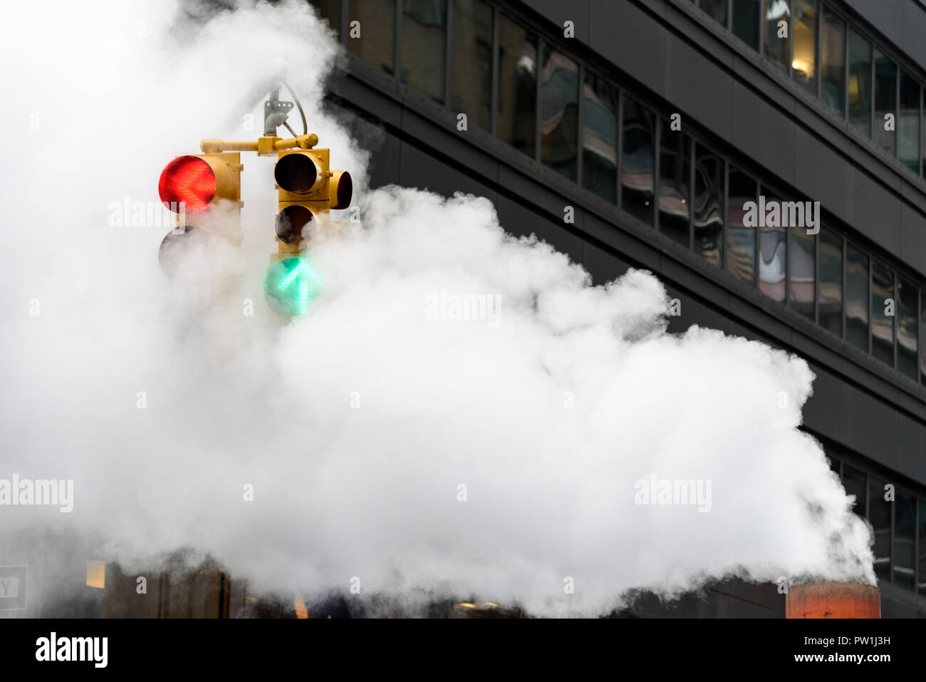 10-2018 Manhattan, New York. S'échappant des évents de refroidissement et en masquant les feux de circulation. Photo : © Simon Grosset Banque D'Images