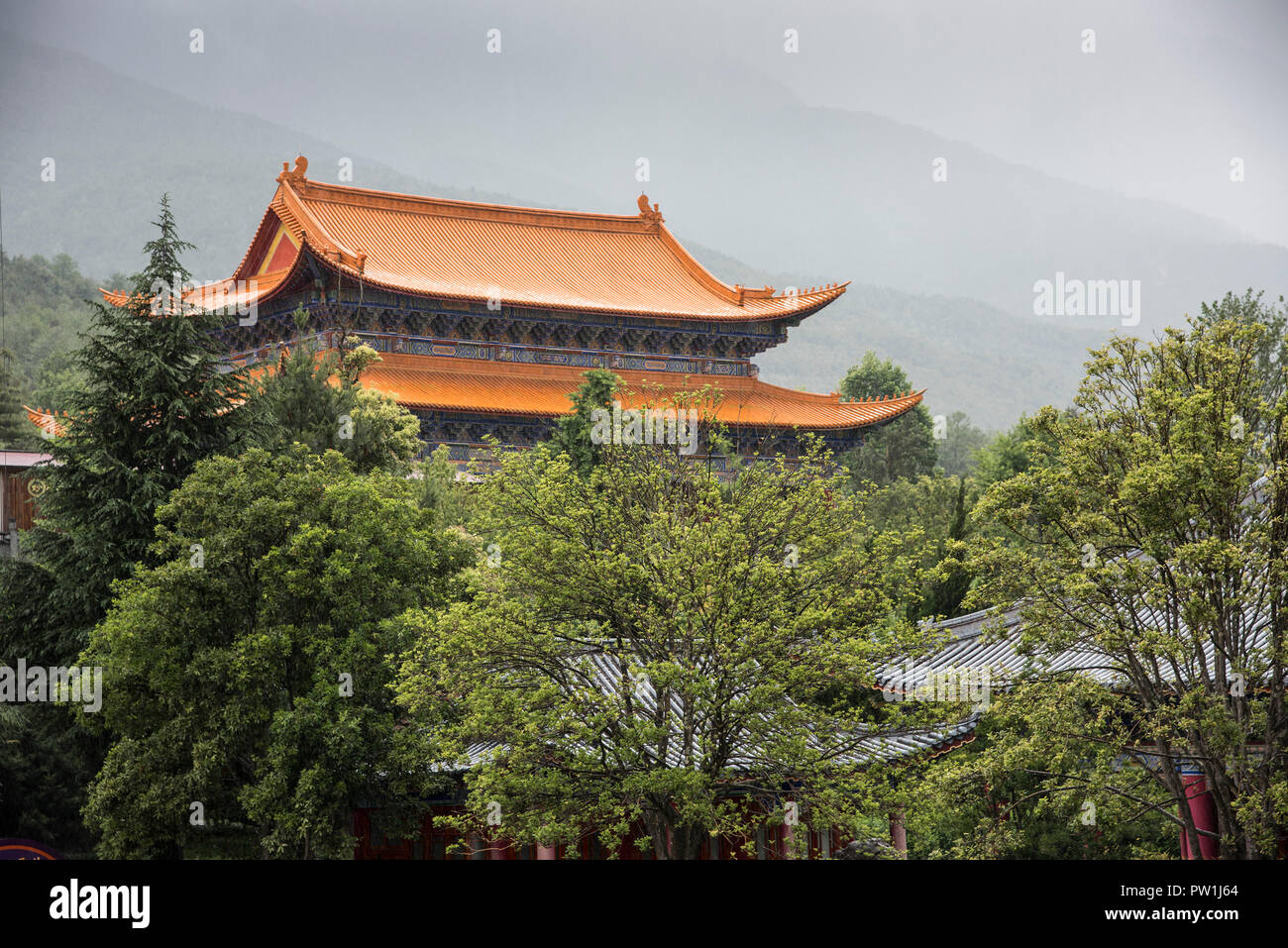 Temple taoïste chinois situé dans la montagne Weibaoshan . Yunnan Domaine du sud-ouest de la Chine. Banque D'Images