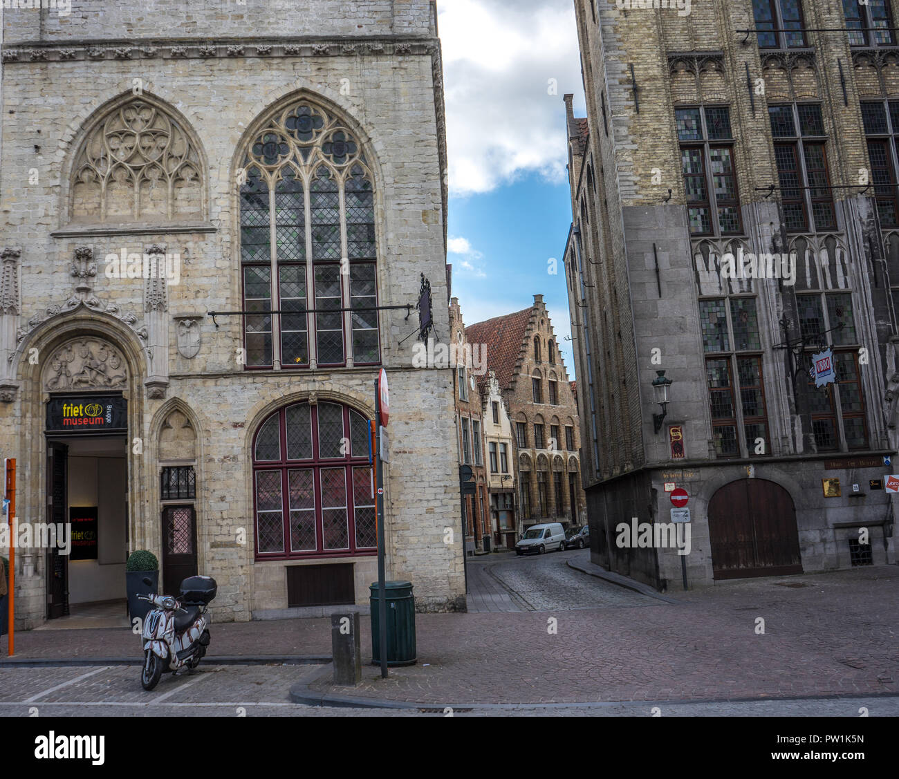 Le musée friet (fries museum) à Brugge, Belgique, l'Europe par un beau jour ensoleillé, ciel bleu Banque D'Images