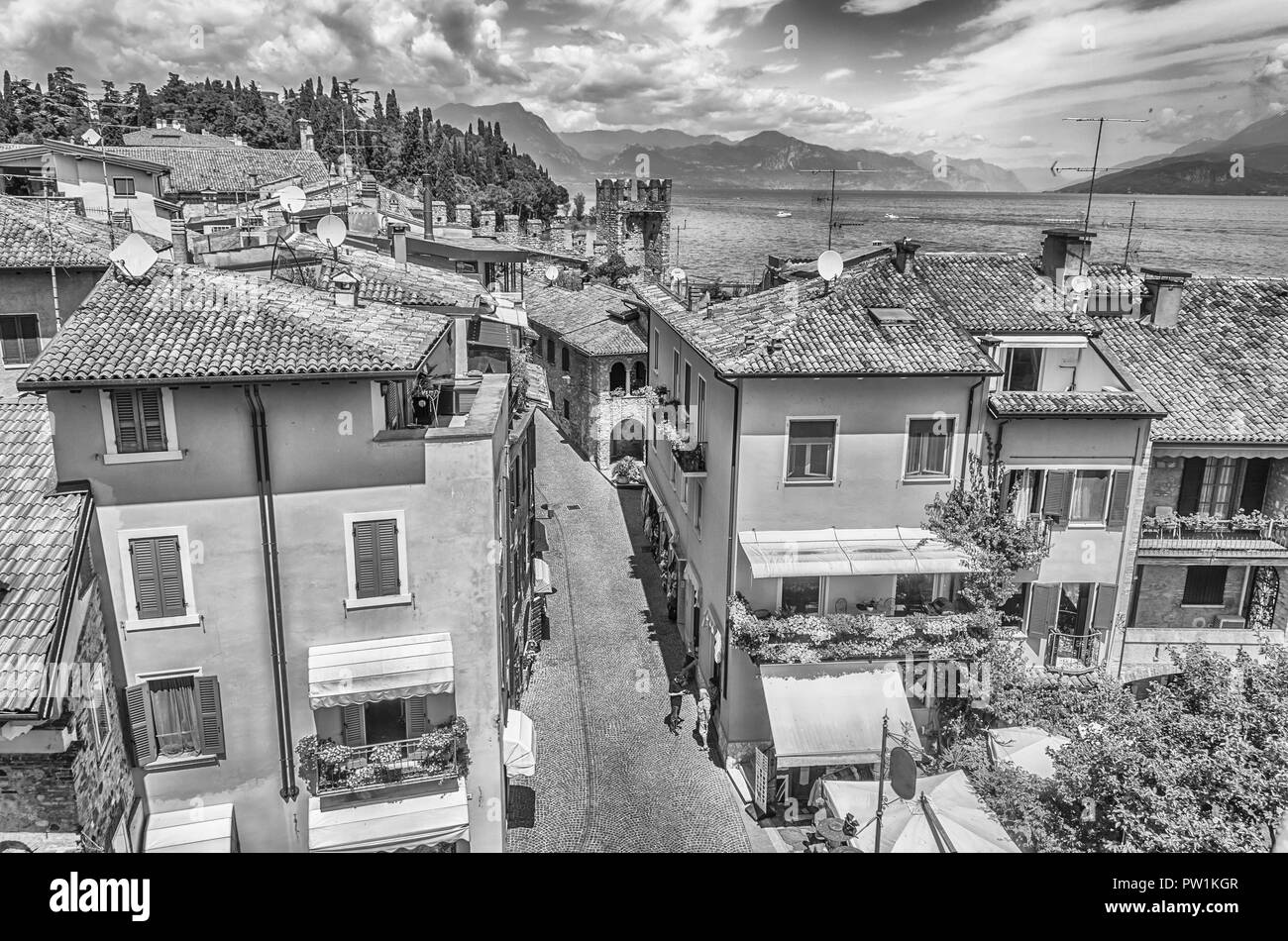 Vue aérienne de Sirmione sur le lac de Garde, Italie Banque D'Images
