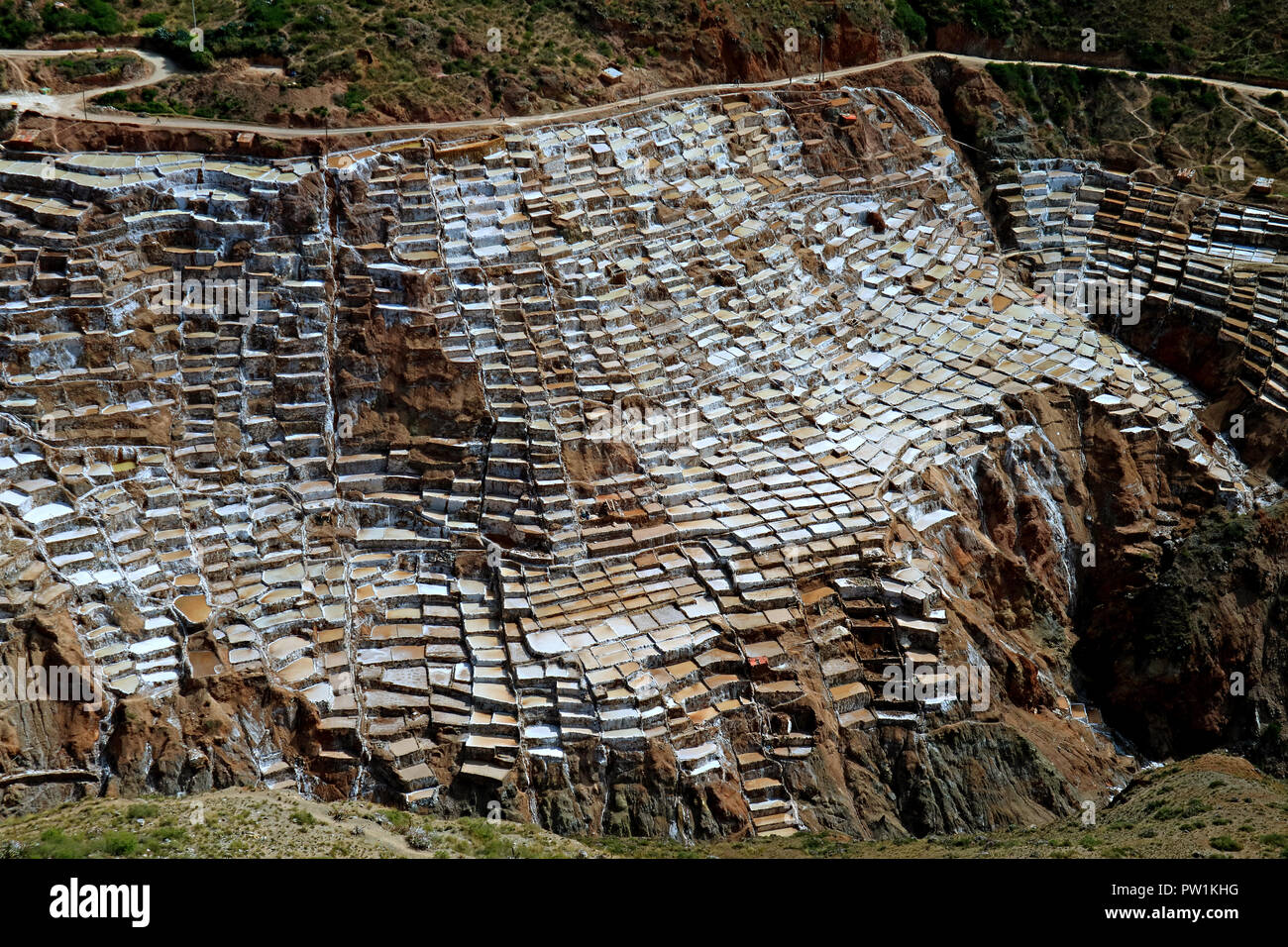 Vue incroyable de Salineras de Maras, les étangs niché dans un canyon de la Vallée Sacrée, région de Cuzco, Pérou Banque D'Images