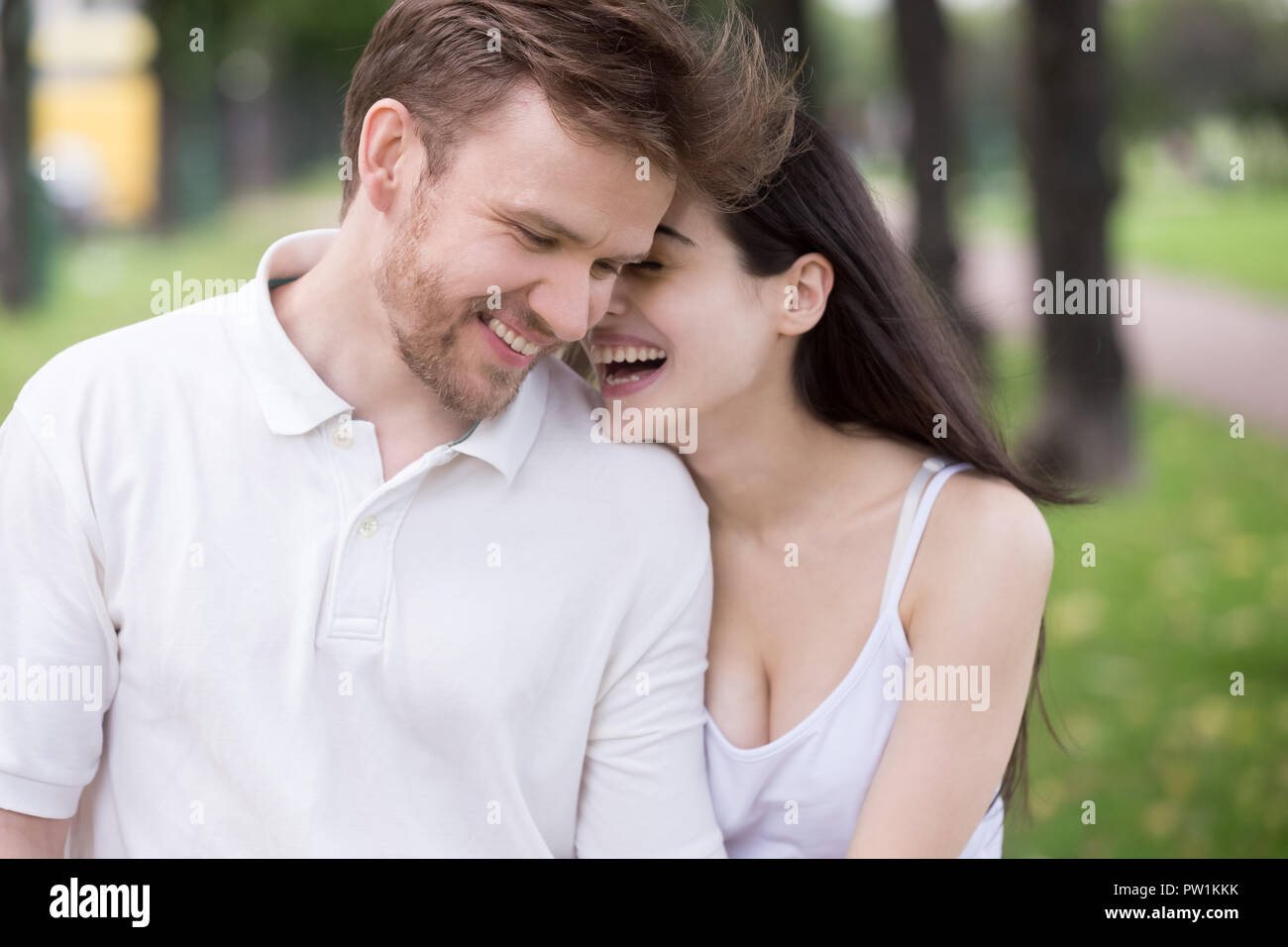 Jeune beau couple amoureux s'amuser en plein air Banque D'Images