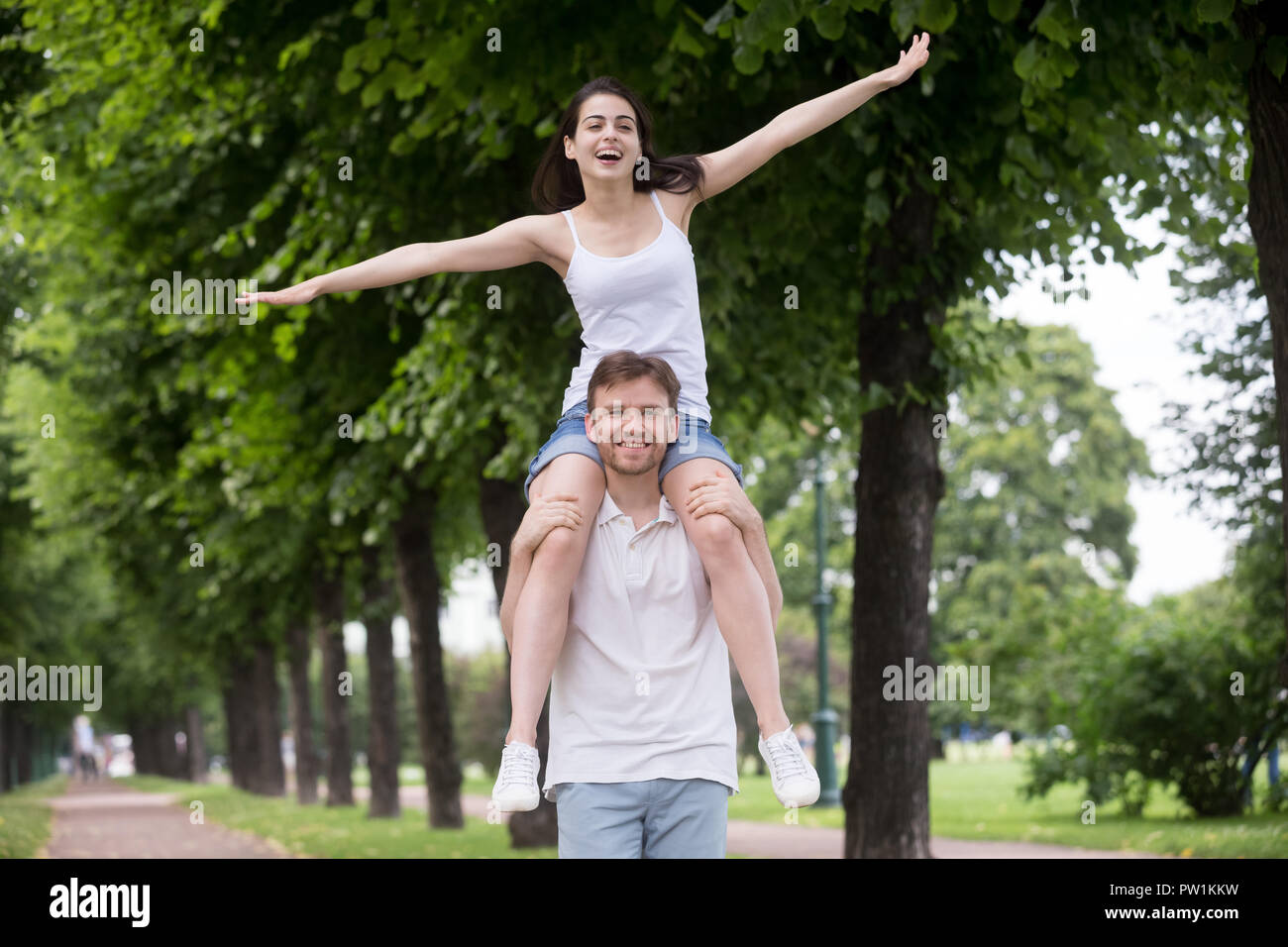 Young attractive couple heureux dans l'amour en plein air Banque D'Images