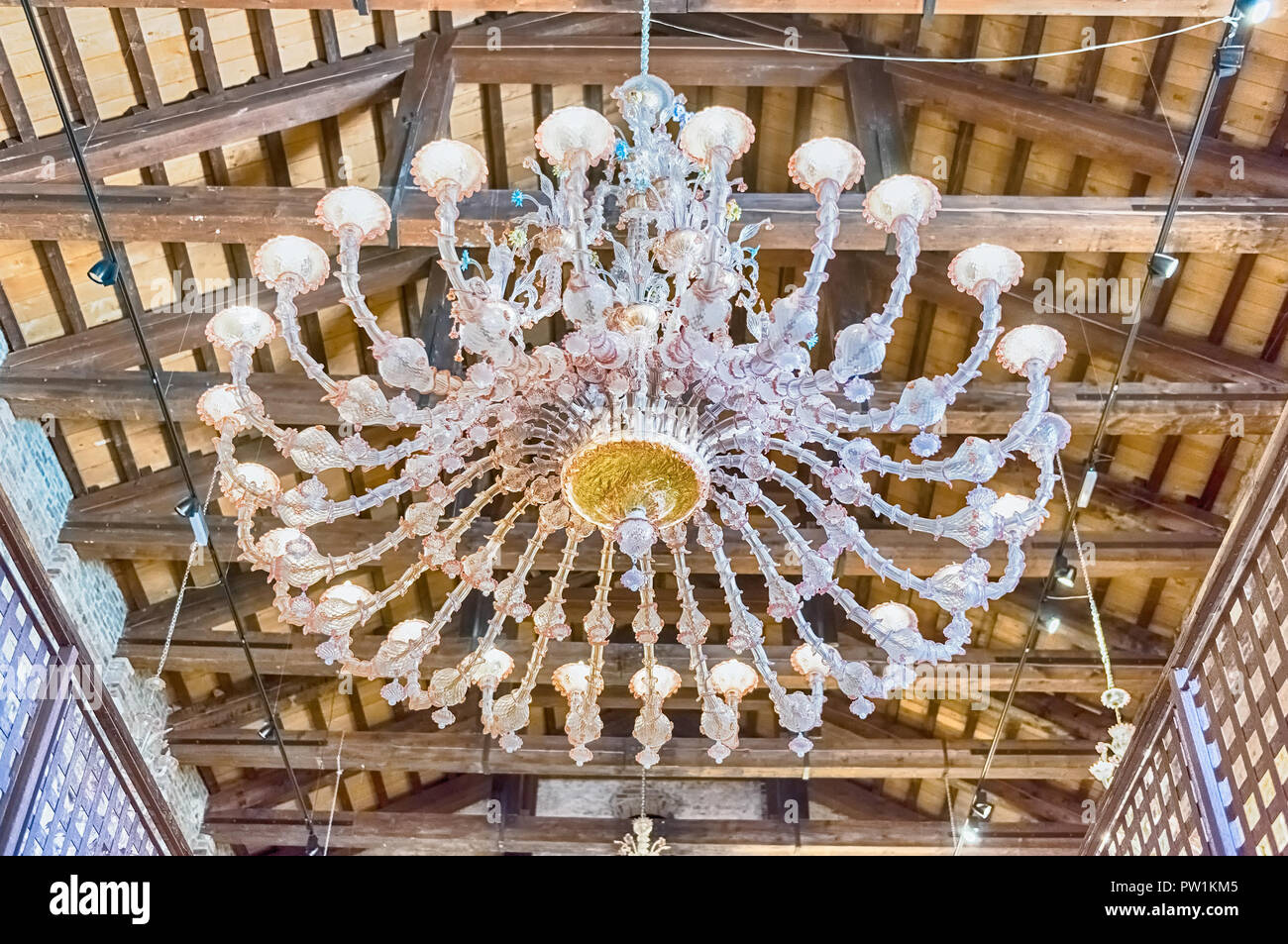 Magnifique lustre en verre de Murano, Murano, Venise, Italie. L'île est une attraction populaire pour les touristes, célèbre pour sa fabrication de verre Banque D'Images