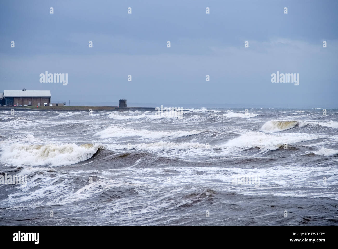 Tempête sur la baie de Saltcoats en Écosse comme les vagues livre le port Banque D'Images