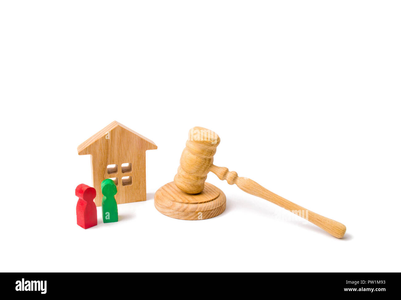 La notion de lois et règlements pour les locataires et propriétaires d'un immeuble résidentiel. Appartement Maison en bois avec des personnes clés, et d'un juge sur un marteau Banque D'Images