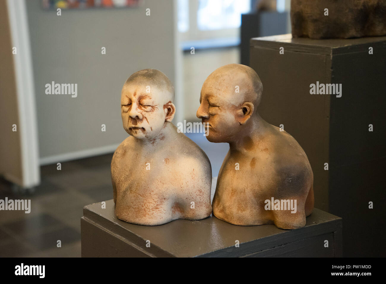 Bruges, Belgique - 16 Avril 2017 : un livre blanc buste d'une tête chauve de deux affichés dans un musée à Bruges, Belgique Banque D'Images
