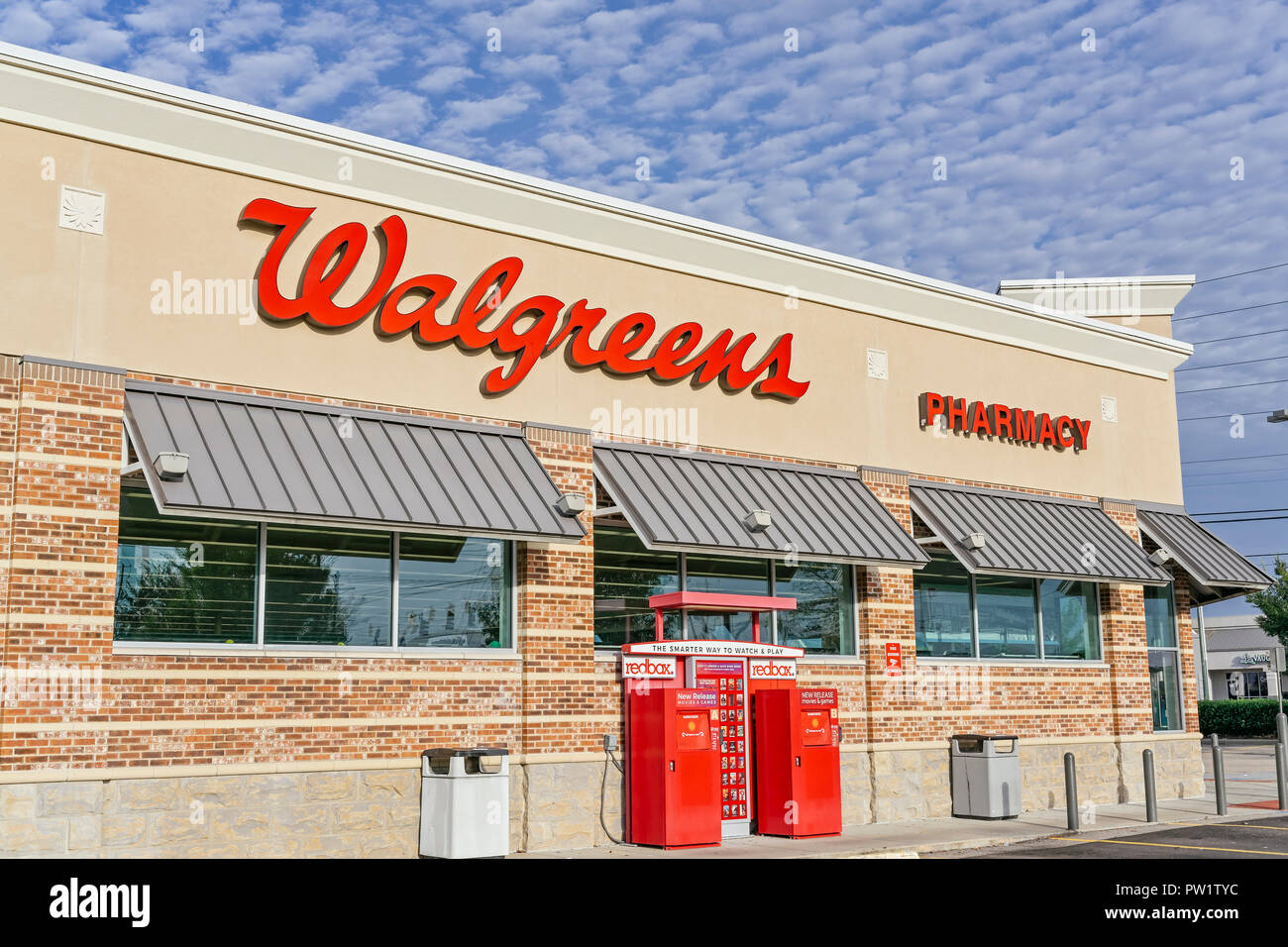 Walgreens Pharmacy signe extérieur avant et logo de l'entreprise dans la région de Montgomery, Alabama, USA. Banque D'Images
