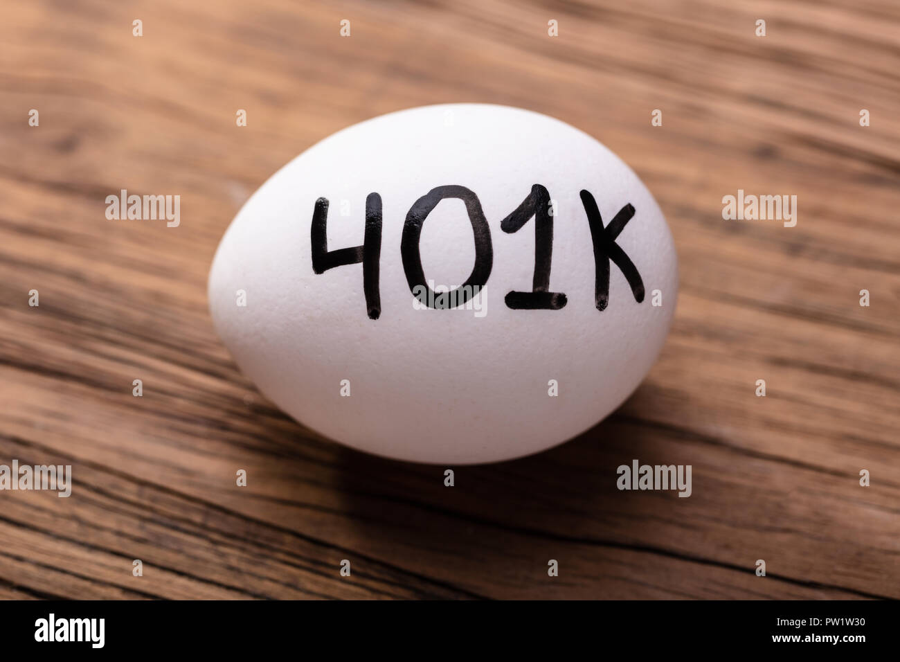Close-up of White Egg 401k sur fond de bois Banque D'Images