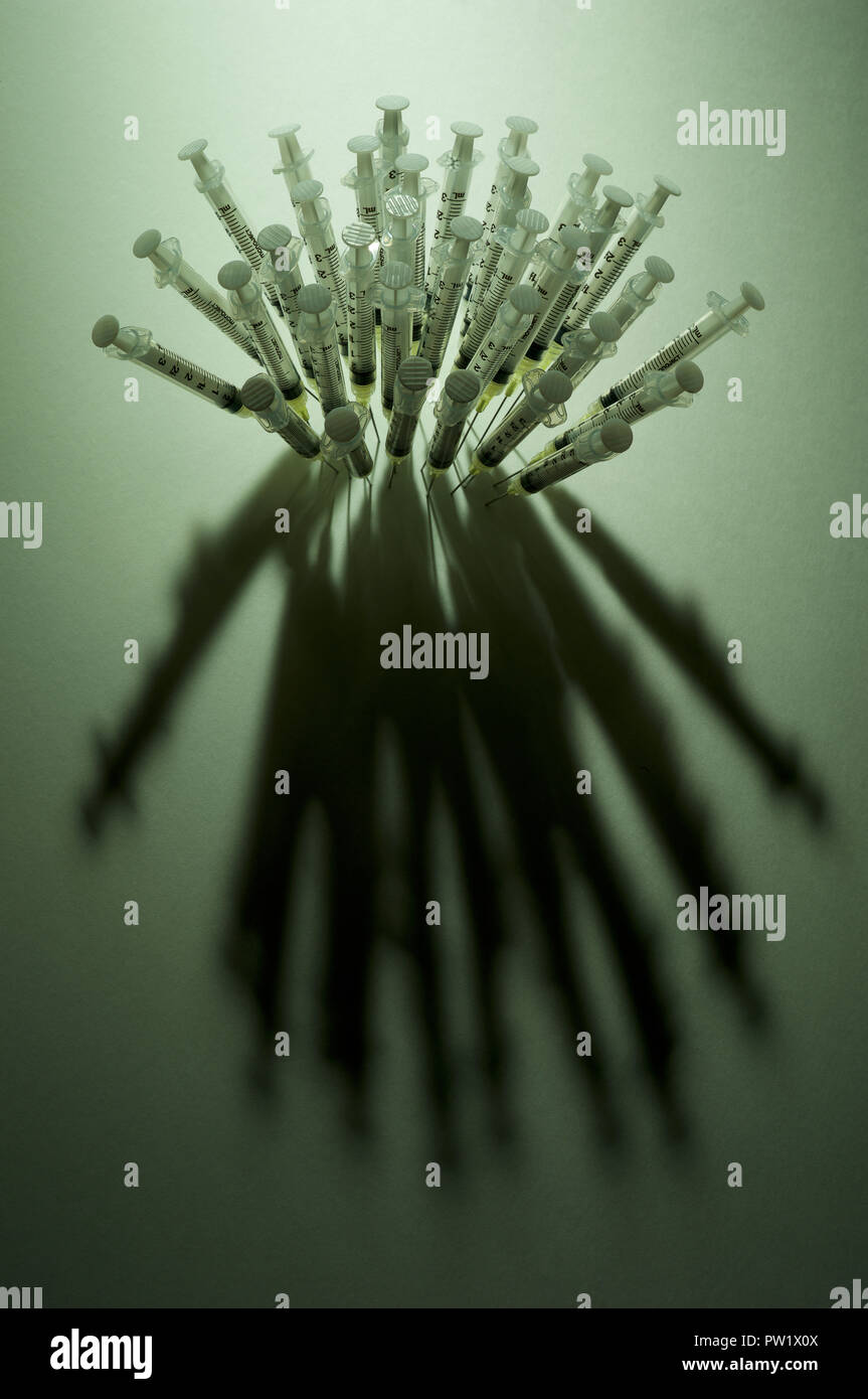 Concept d'un groupe d'aiguilles de seringues près d'un piercing de surface, opioïdes, crise de la dépendance américaine, l'abus des opioïdes, l'épidémie Banque D'Images