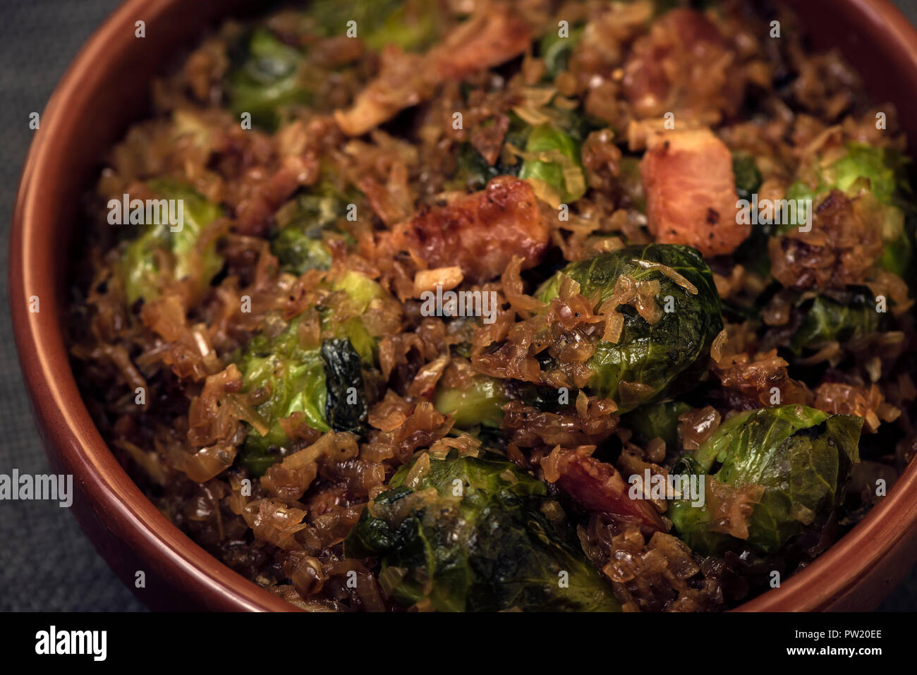 Choux de Bruxelles sautés à l'oignon et le Bacon. Banque D'Images