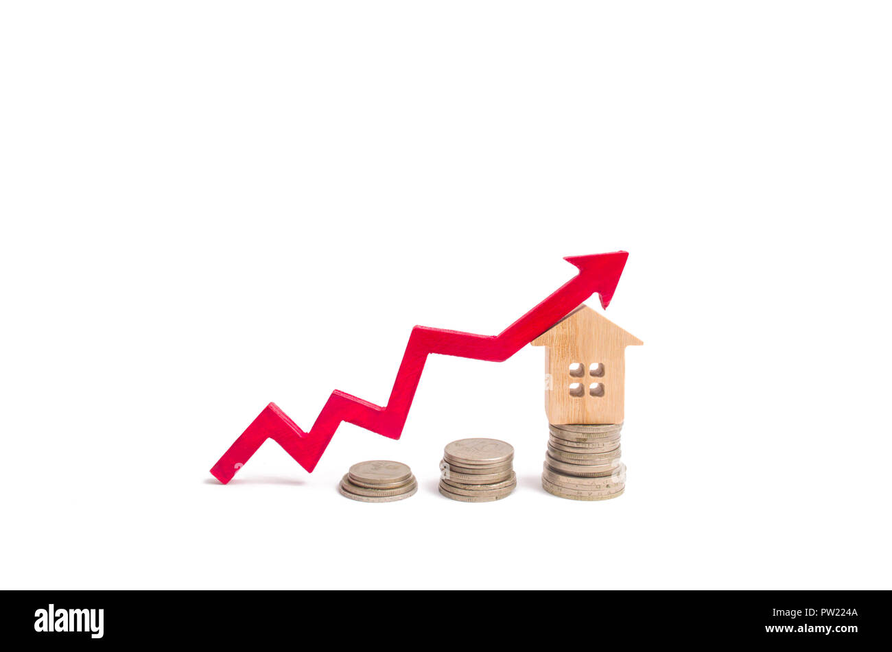 Maison sur penny et la flèche vers le haut. Le concept d'une hausse de prix des biens. L'augmentation du coût d'achat d'une propriété, louer. Investir dans l'entreprise. America Movil Banque D'Images