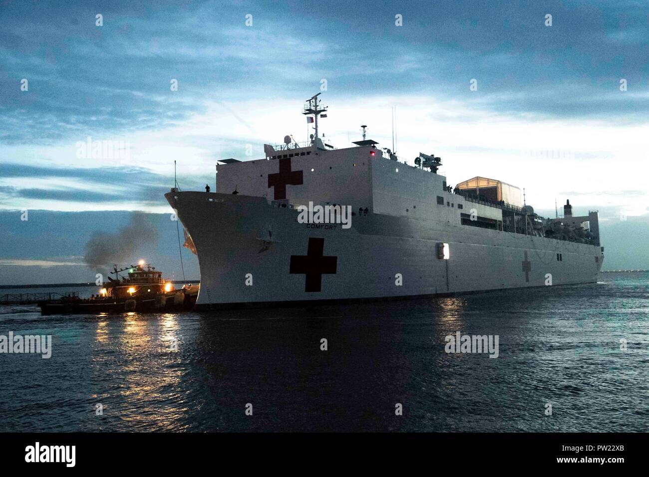 181010-TT202-N-089 NORFOLK (oct. 10, 2018) La Marine américaine navire-hôpital USNS COMFORT (T-AH-20) est de 11 semaines sur une mission d'appui médical à l'Amérique centrale et du Sud dans le cadre du U.S. Southern Command's Enduring promesse initiative. Travailler avec des partenaires gouvernementaux et de santé en Équateur, au Pérou, en Colombie et au Honduras, l'équipe médicale a entrepris des soins à bord et dans les sites médicaux, aide à relâcher la pression sur les systèmes médicaux causée en partie par une augmentation des migrants transfrontaliers. Le développement reflète la promesse immuable de l'amitié, de partenariat et de Banque D'Images