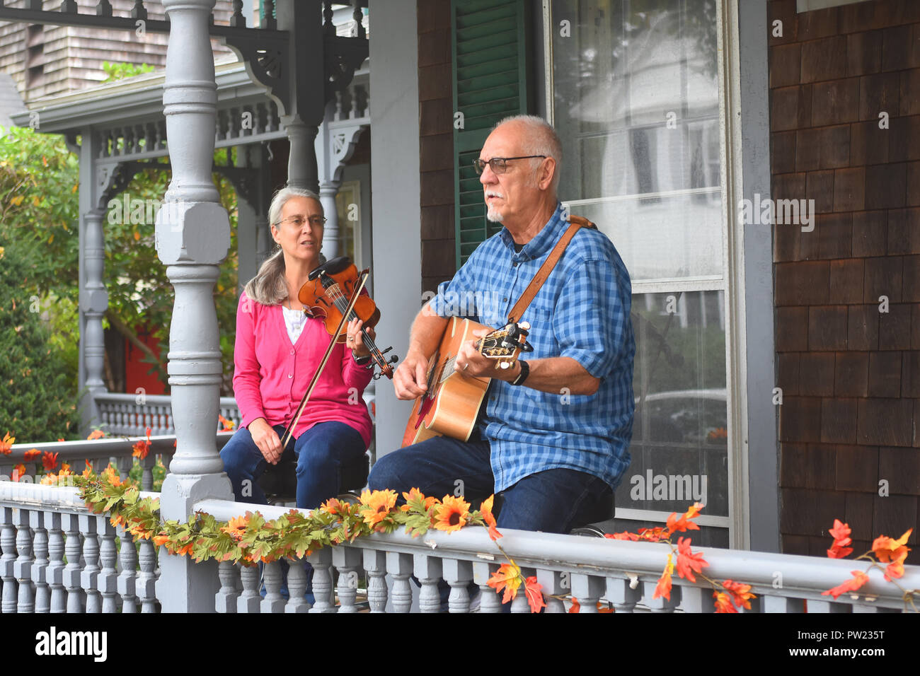 Les artistes interprètes ou exécutants à Porchfest - un événement en vedette une variété d'artistes dans le village de Sandwich à Cape Cod, USA Banque D'Images